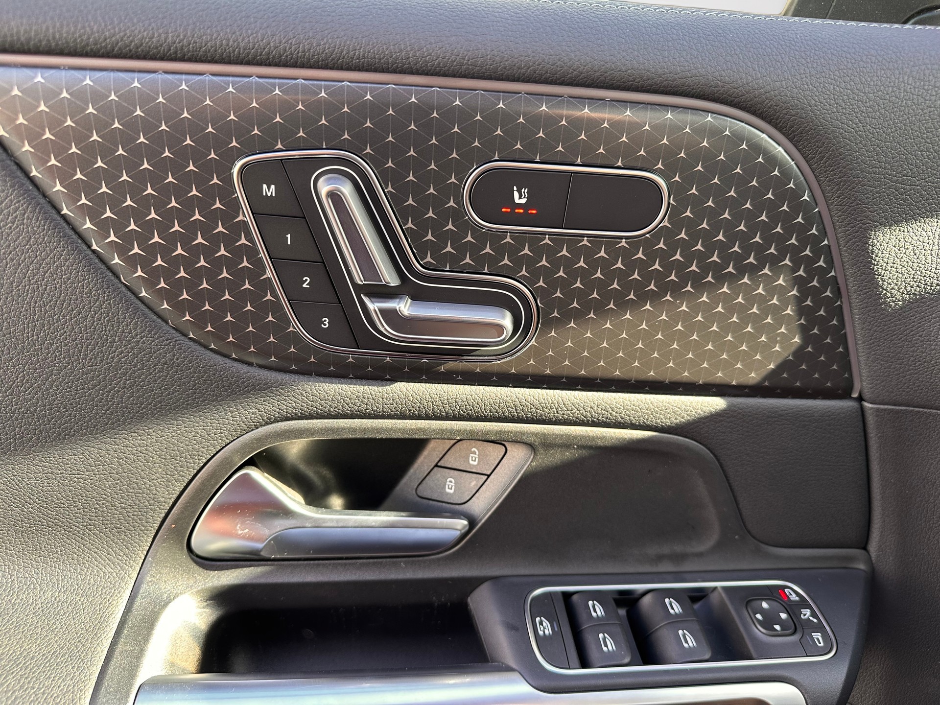 MERCEDES-BENZ EQB 350 Swiss Star Progressive 4Matic-image-13