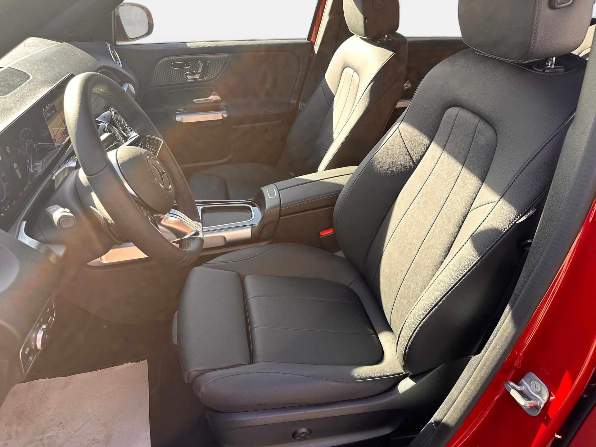 MERCEDES-BENZ EQB 350 Swiss Star Progressive 4Matic-image-9