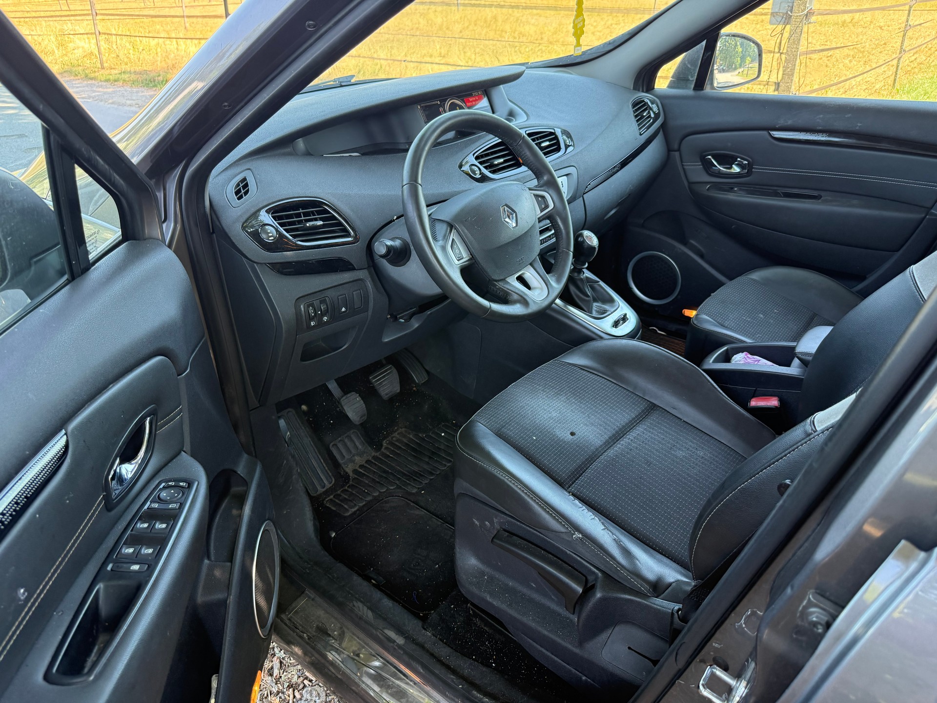 RENAULT Grand Scénic 1.4 16V Turbo Privilège-image-11