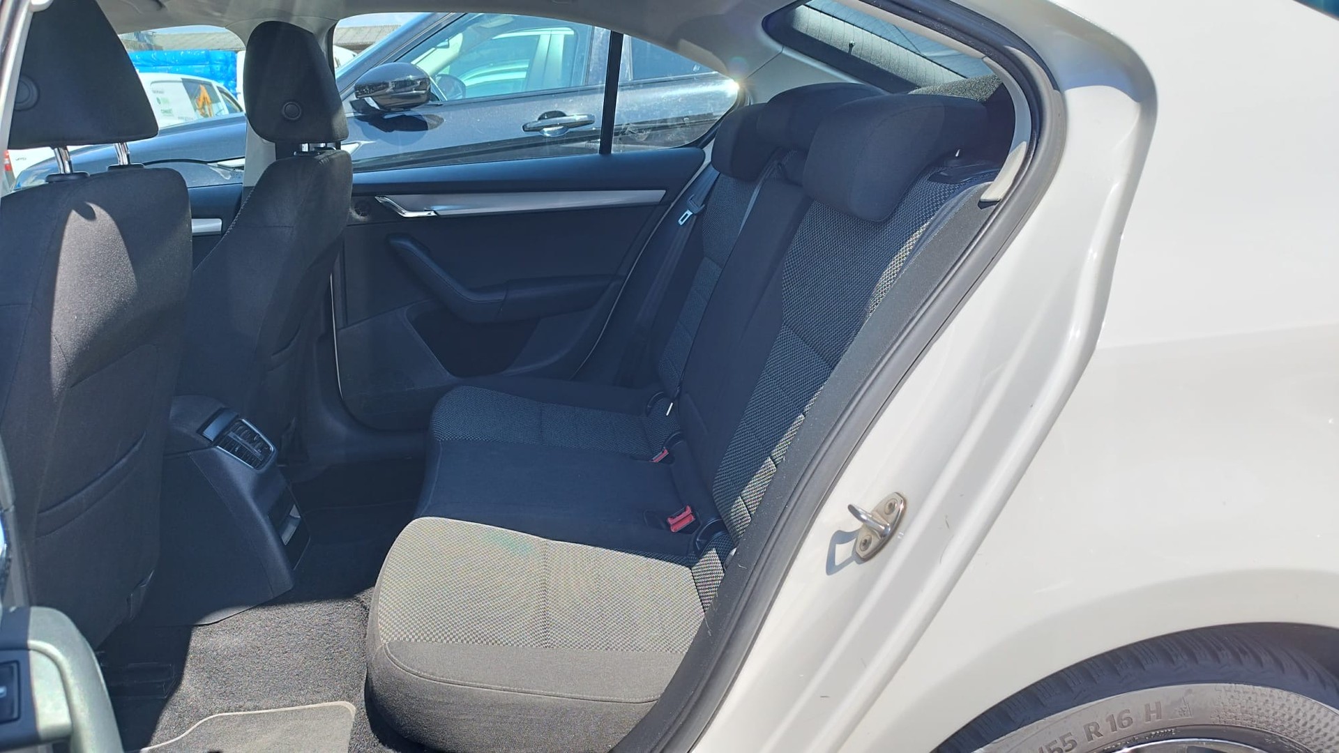 SKODA Octavia 1.6 TDI Ambition-image-7