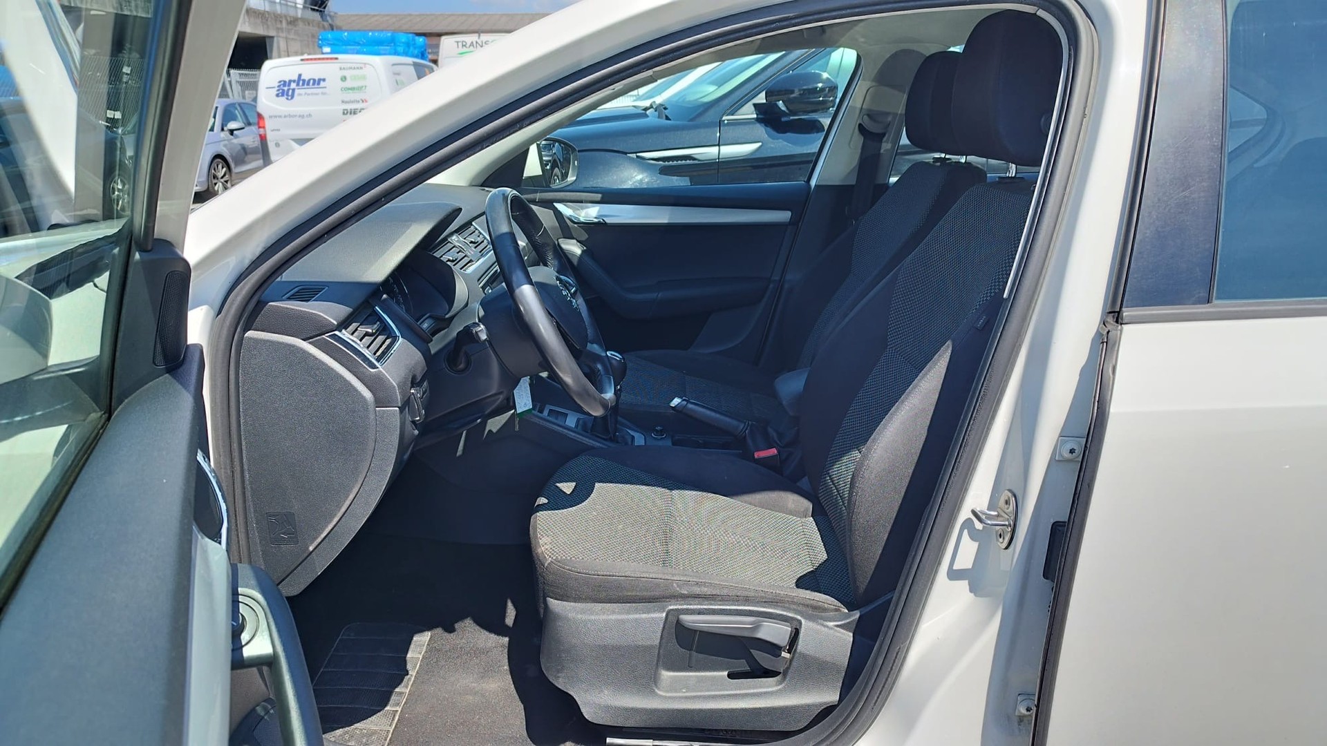 SKODA Octavia 1.6 TDI Ambition-image-13