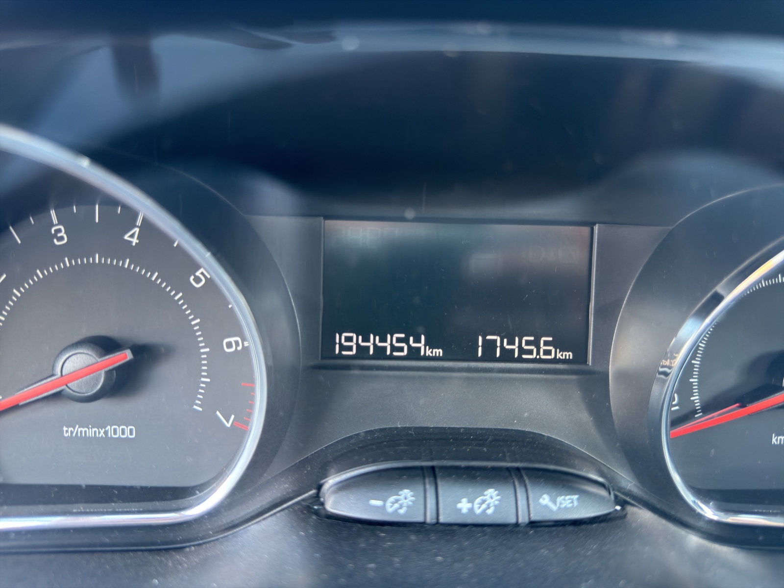PEUGEOT 208 1.2 VTI Access-image-10