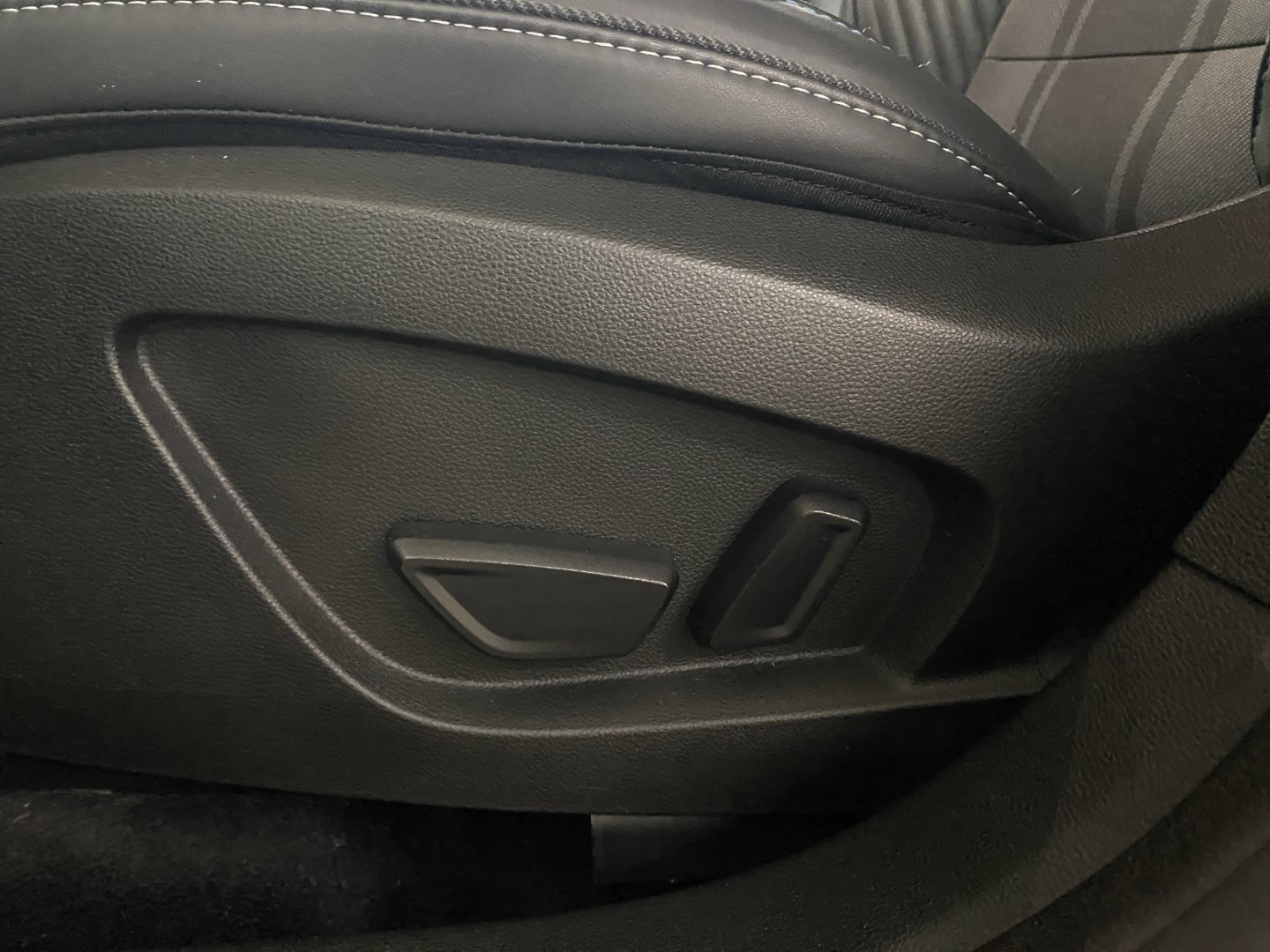 RENAULT Captur 1.3 TCe Esprit Alpine EDC-image-18