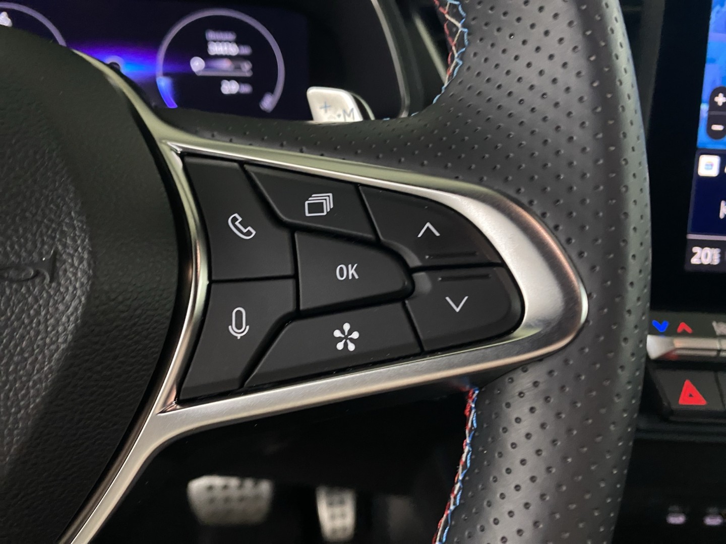 RENAULT Captur 1.3 TCe Esprit Alpine EDC-image-16