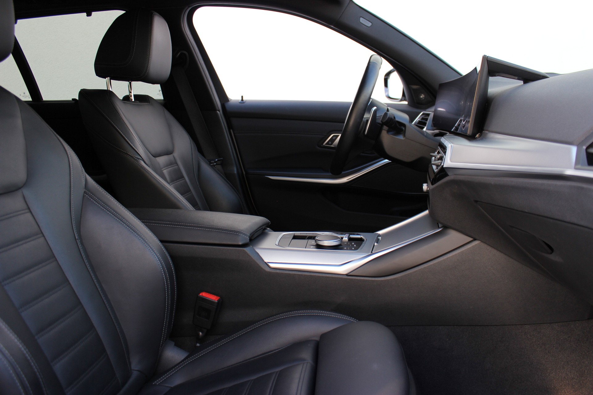 BMW 330i Touring xDrive M SPORTPAKET-showroom-element-3