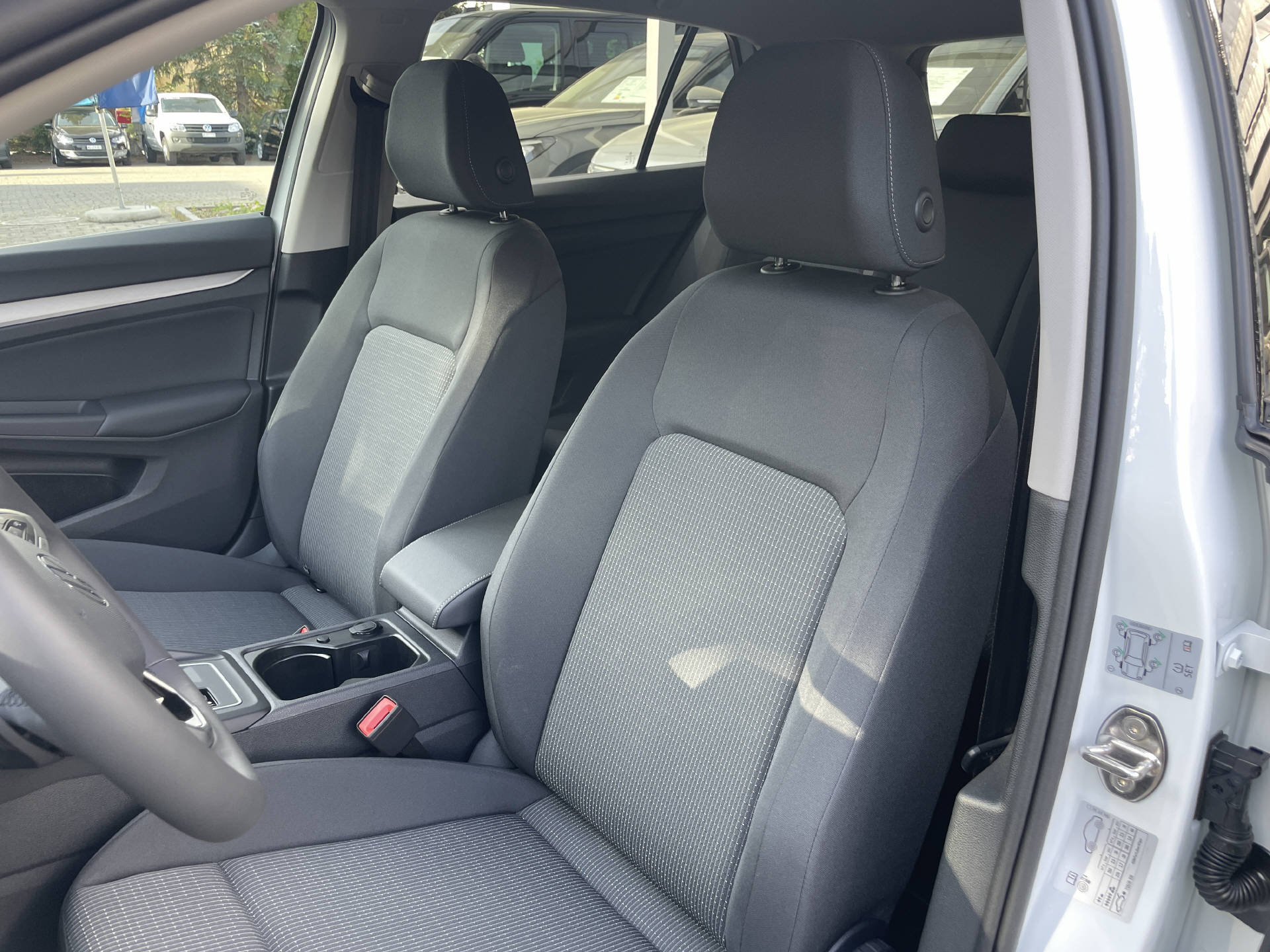 VW Golf VIII 1.5 eTSI Value DSG-image-7