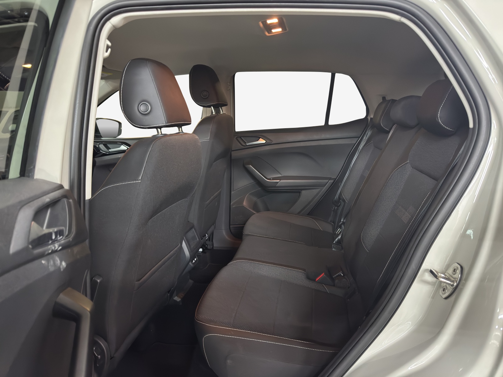 VW T-Cross 1.0 TSI Life Selection-image-11