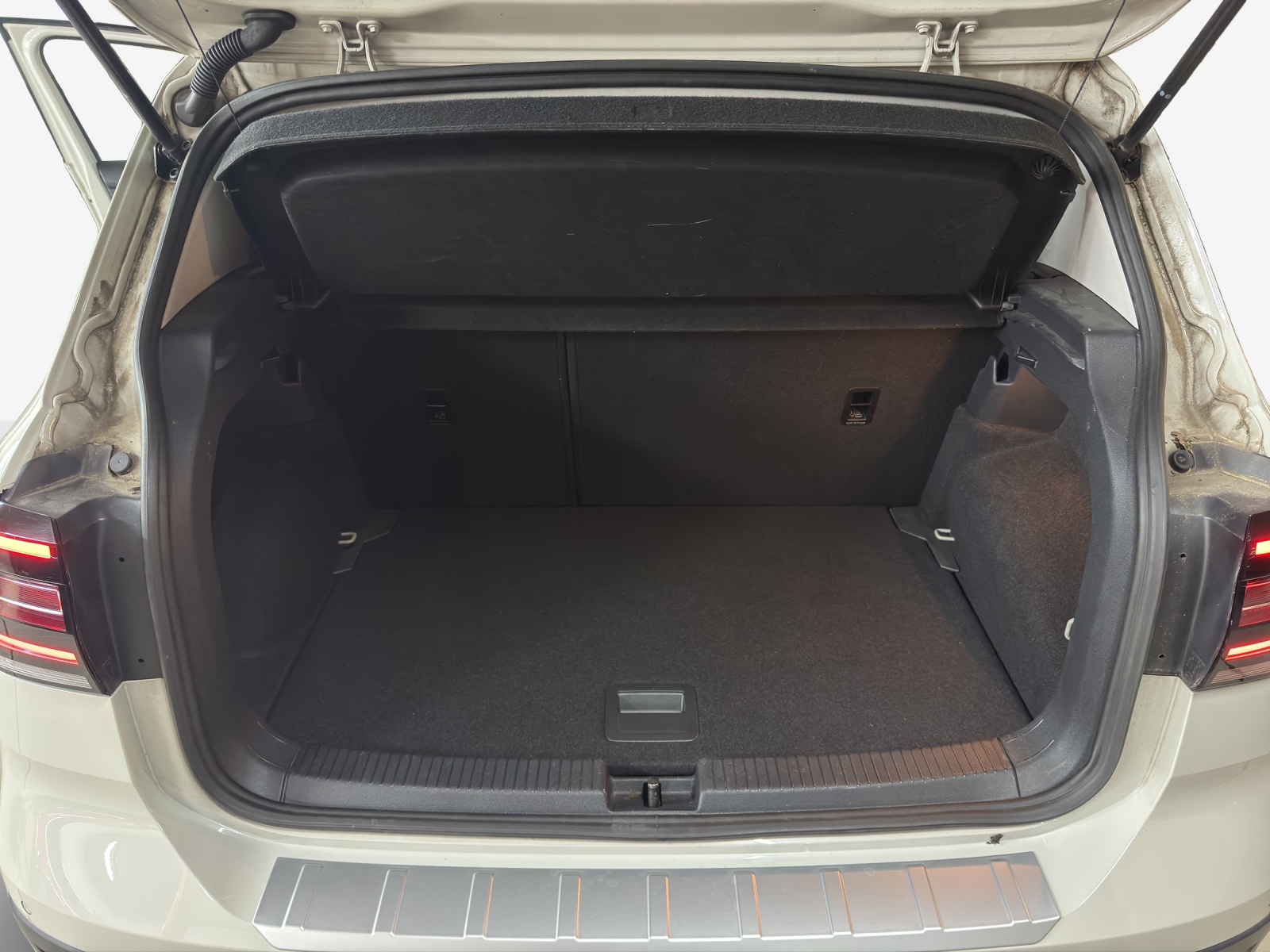 VW T-Cross 1.0 TSI Life Selection-image-12