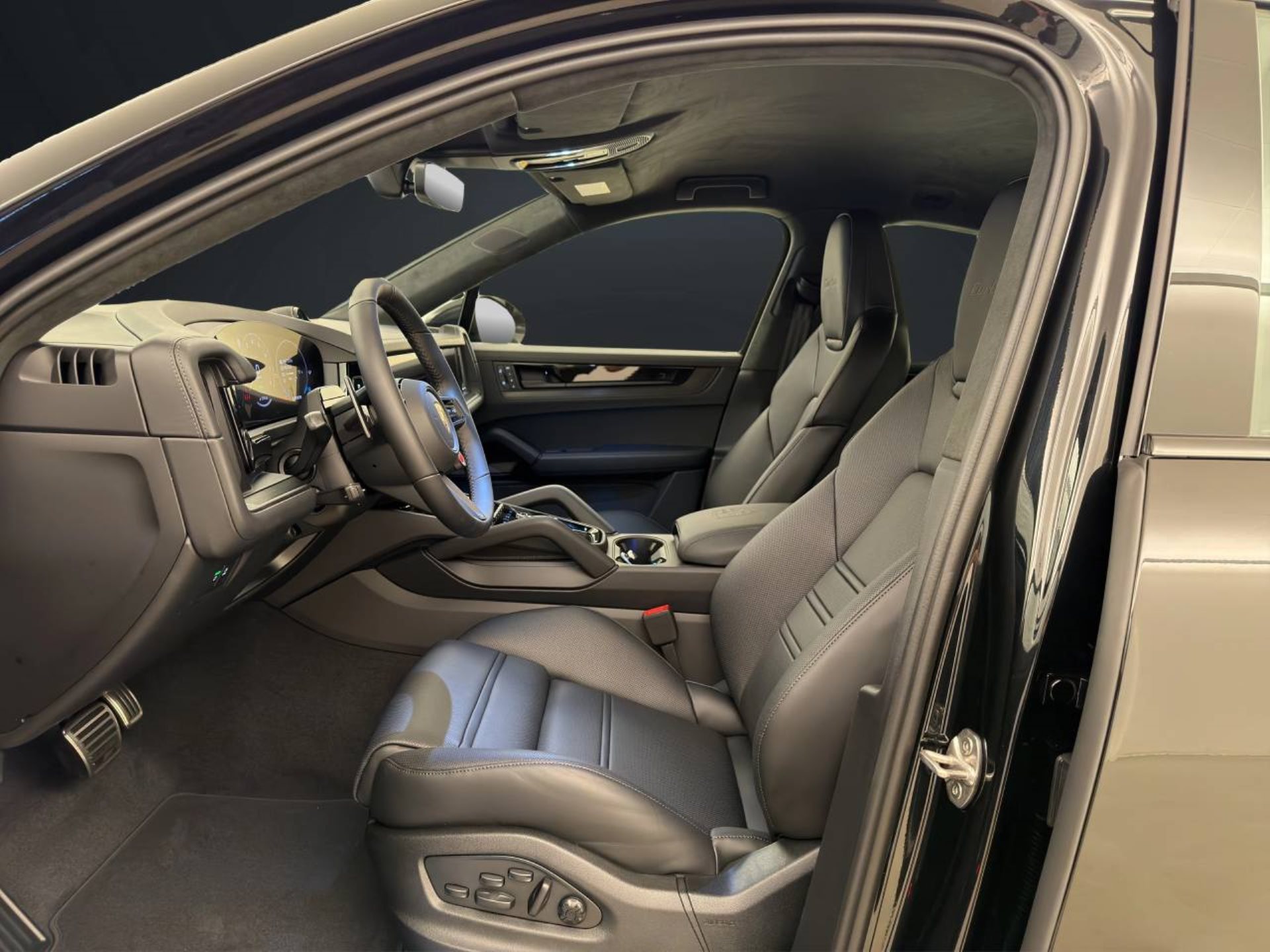 PORSCHE Cayenne Turbo E-Hybrid Coupé mit GT-Paket-image-4