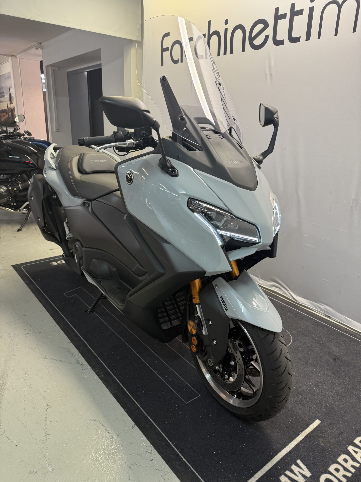YAMAHA TMax 560 Tech Max-showroom-element-1