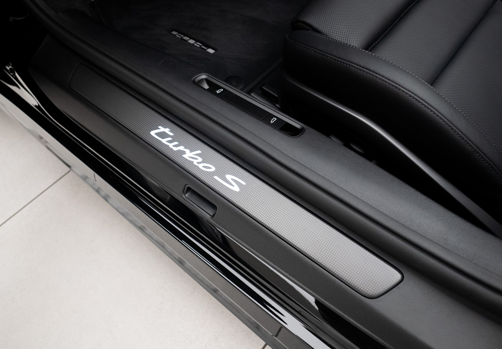 PORSCHE 911 Turbo S Cabriolet PDK-image-8