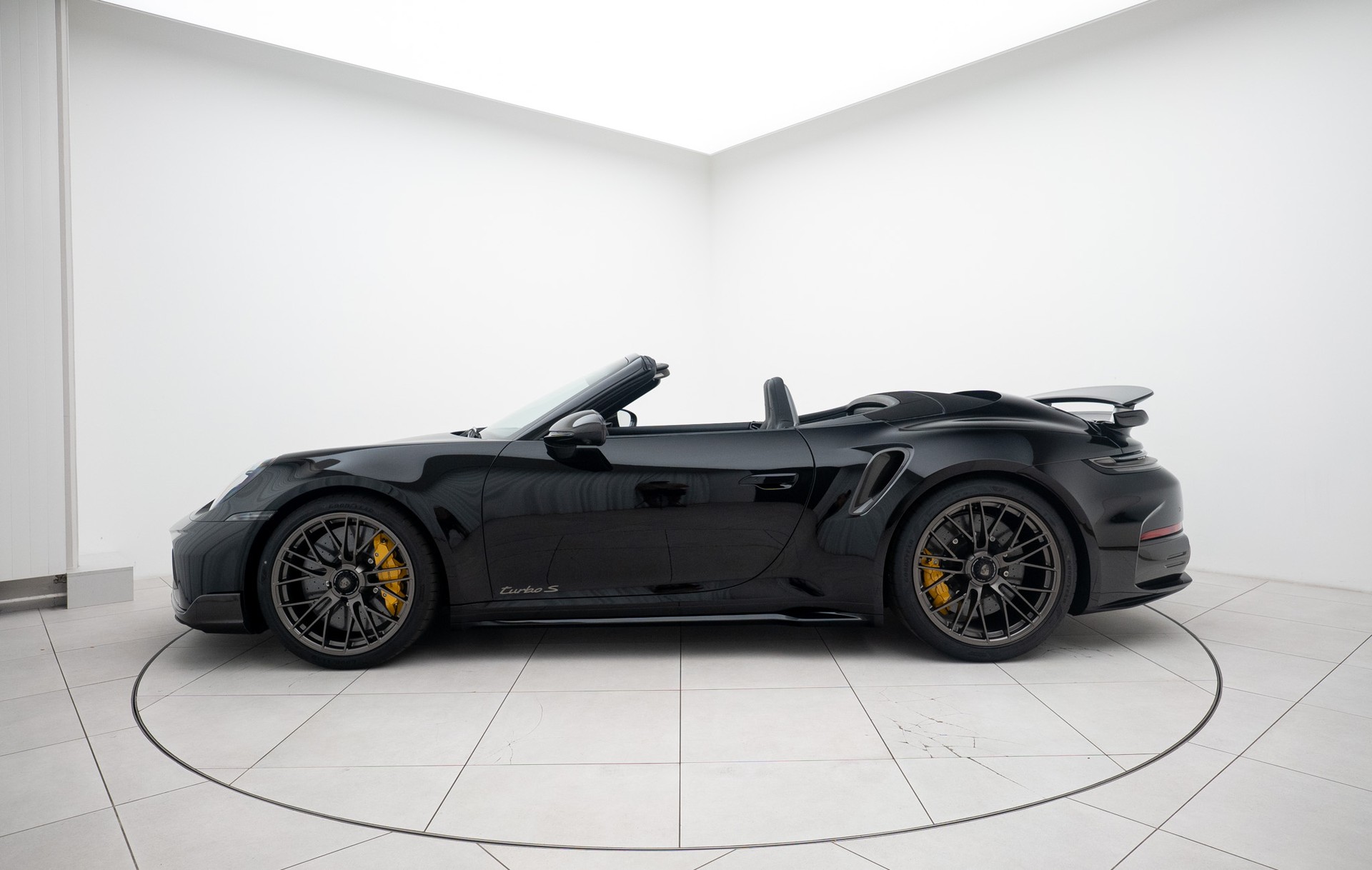 PORSCHE 911 Turbo S Cabriolet PDK-image-1