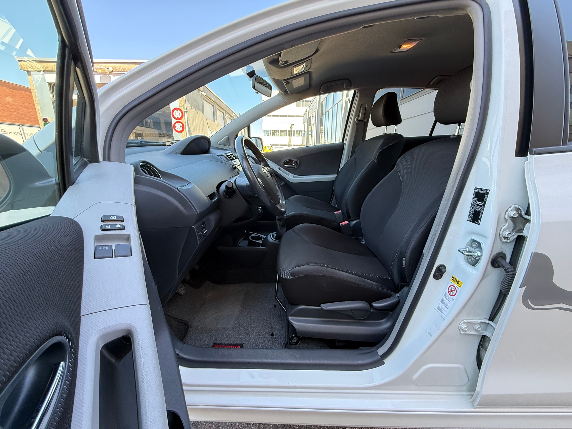 TOYOTA Yaris 1.8 TS *Klimaautomatik *Neue Hinterachse *Frisch ab MF *Isofix-image-8