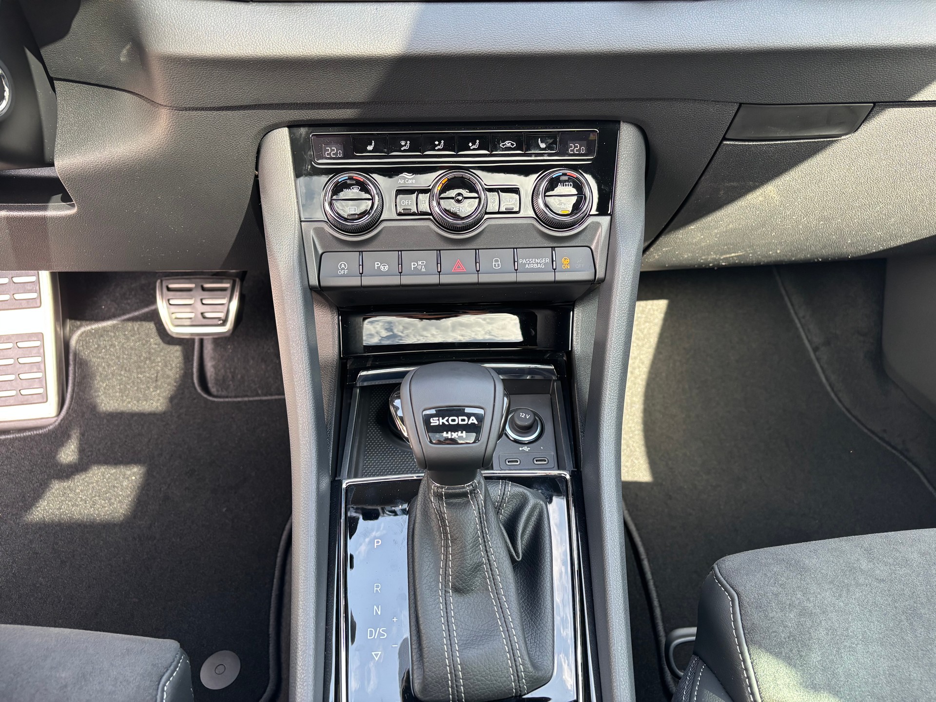 SKODA Karoq 2.0 TSI SportLine 4x4 DSG-image-16