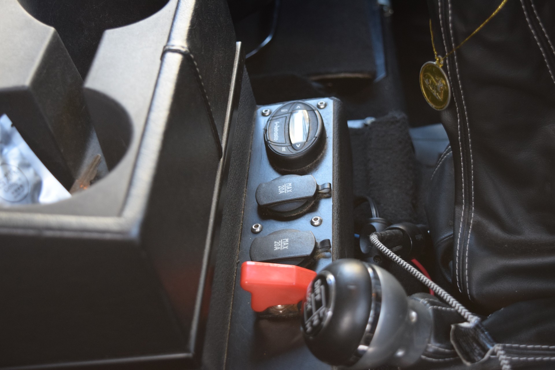 LAND ROVER Defender 110 2.4 Td4 Station Wagon-image-12