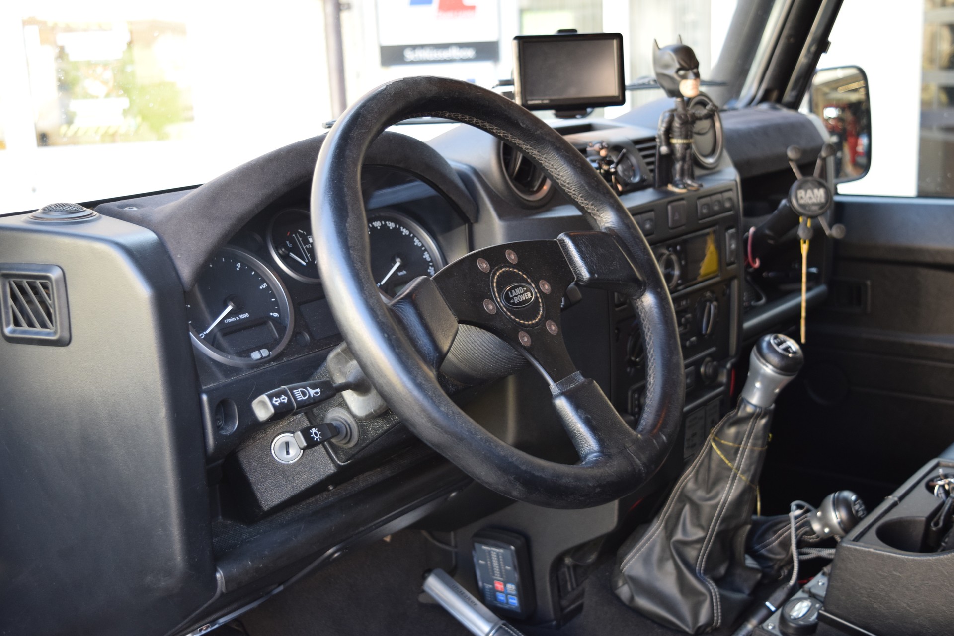 LAND ROVER Defender 110 2.4 Td4 Station Wagon-image-16