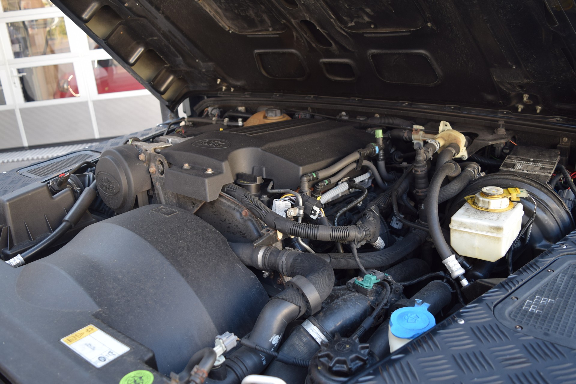 LAND ROVER Defender 110 2.4 Td4 Station Wagon-image-24