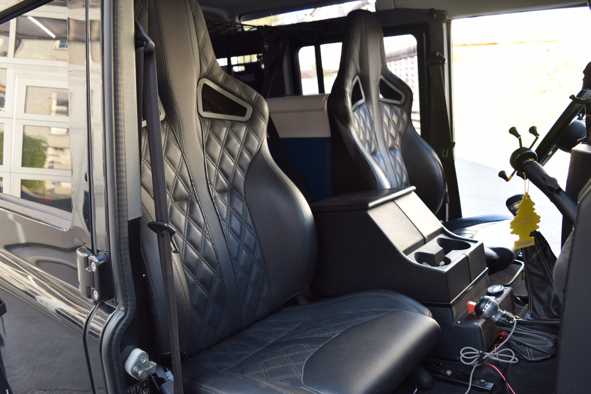 LAND ROVER Defender 110 2.4 Td4 Station Wagon-image-22