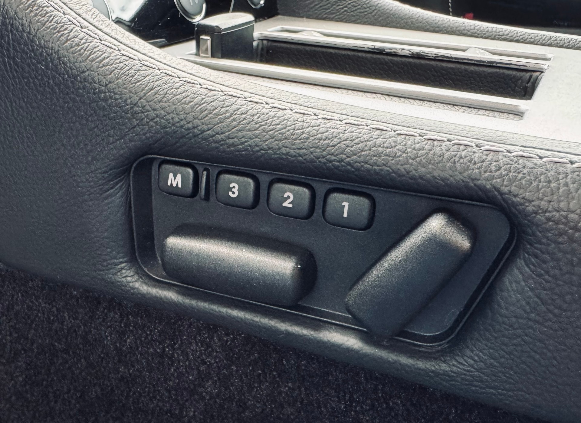 ASTON MARTIN V8 Vantage 4.7 S Sportshift *Facelift*-image-8