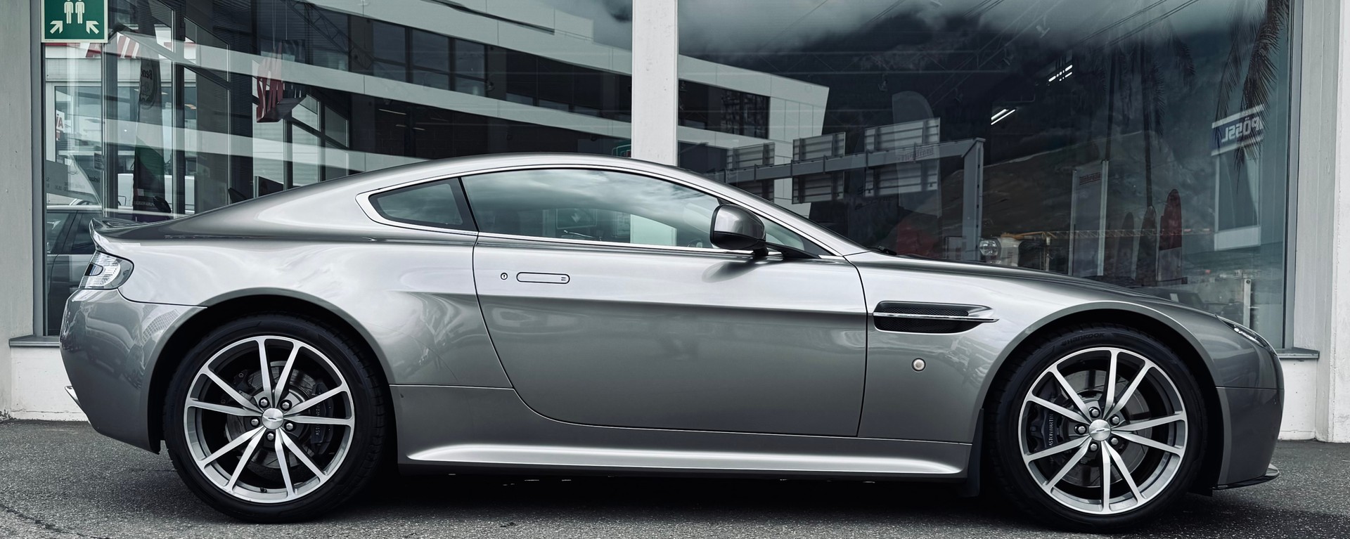 ASTON MARTIN V8 Vantage 4.7 S Sportshift *Facelift*-image-1