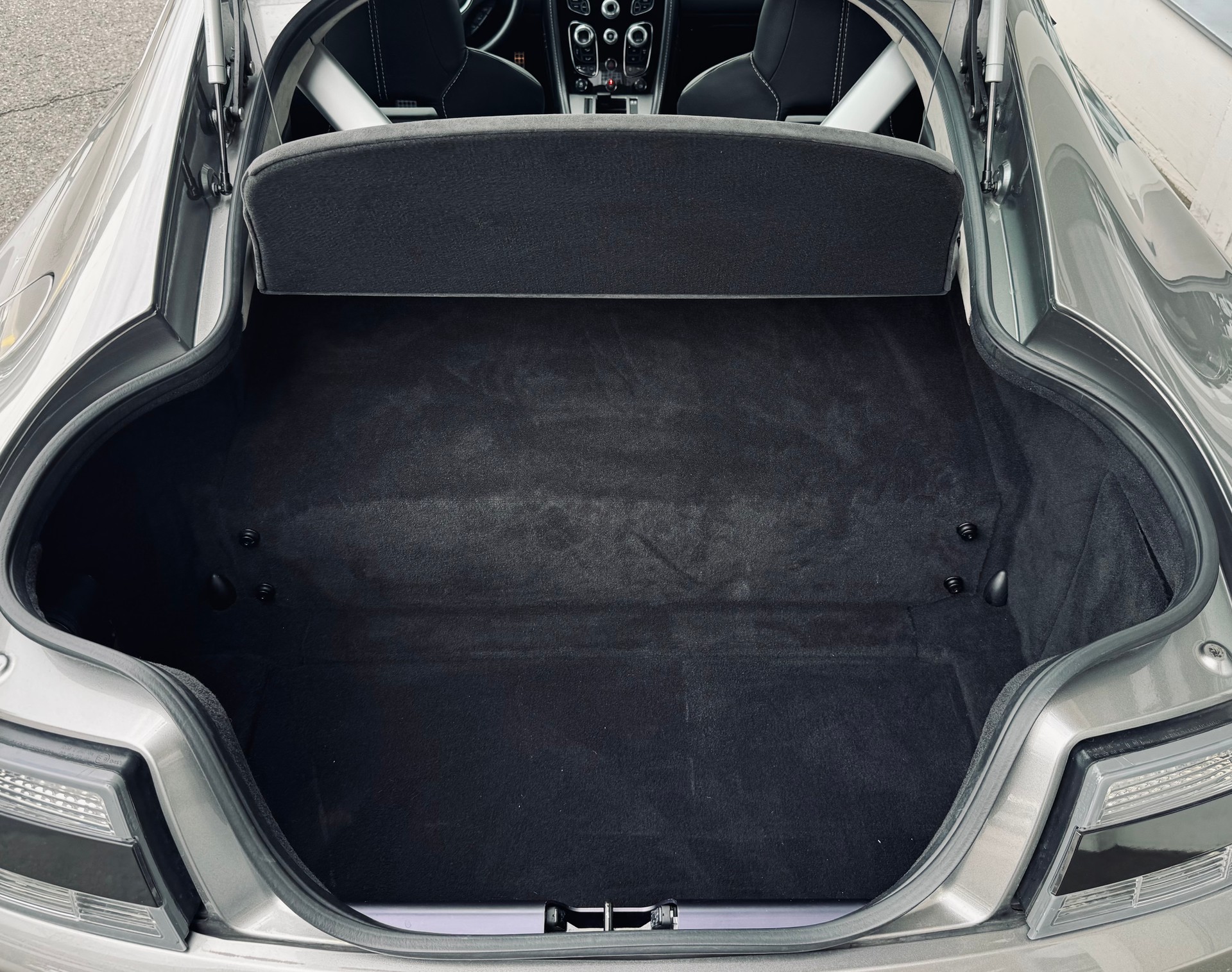 ASTON MARTIN V8 Vantage 4.7 S Sportshift *Facelift*-image-11