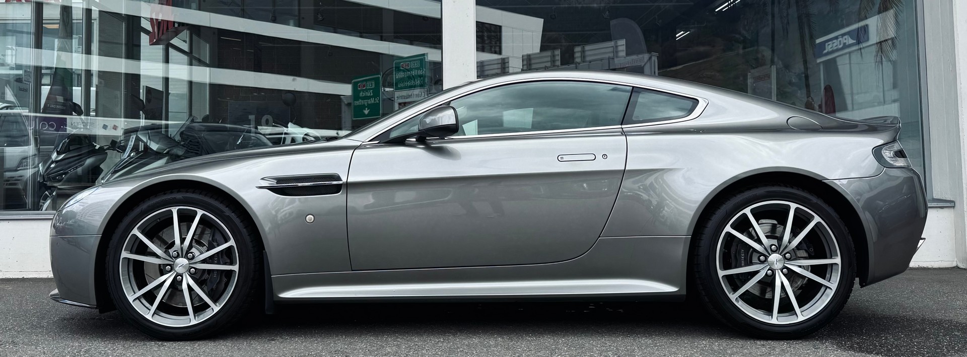 ASTON MARTIN V8 Vantage 4.7 S Sportshift *Facelift*-image-2