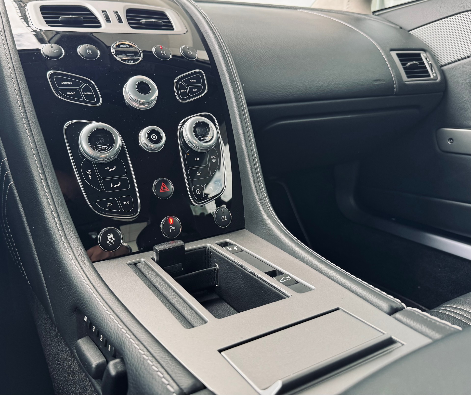 ASTON MARTIN V8 Vantage 4.7 S Sportshift *Facelift*-image-15