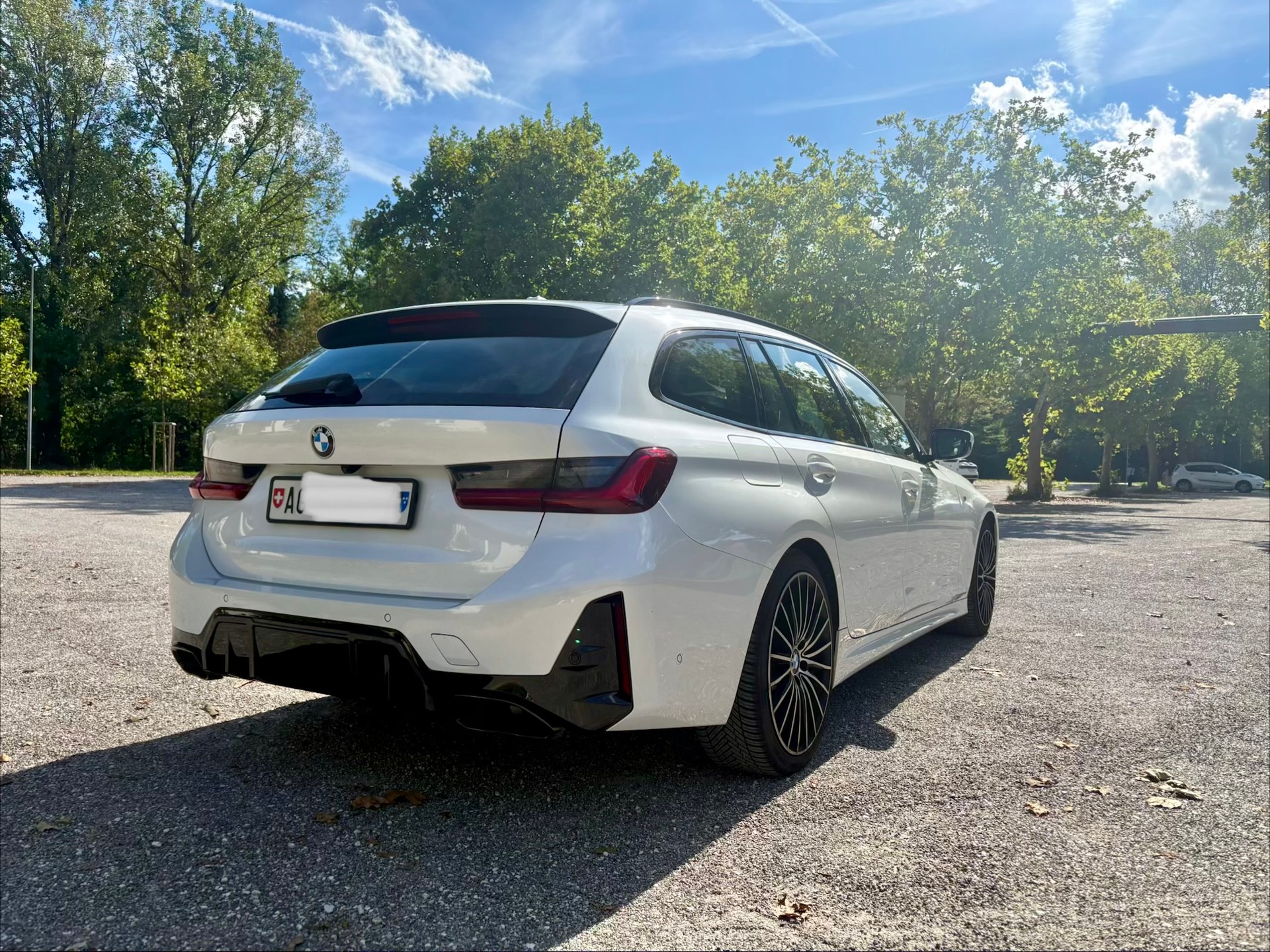 BMW 330i M-Sport-Paket & Diffusor, 8-fach bereift-image-2