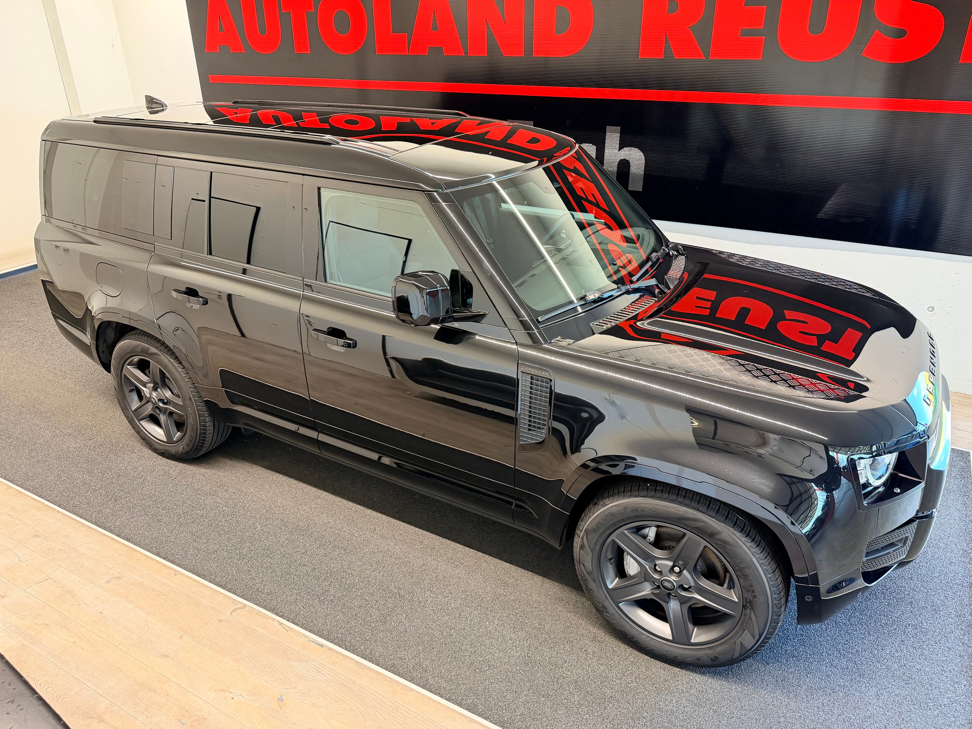LAND ROVER Defender 130 3.0 D I6 300 X-Dynamic SE AWD AT8-showroom-element-3