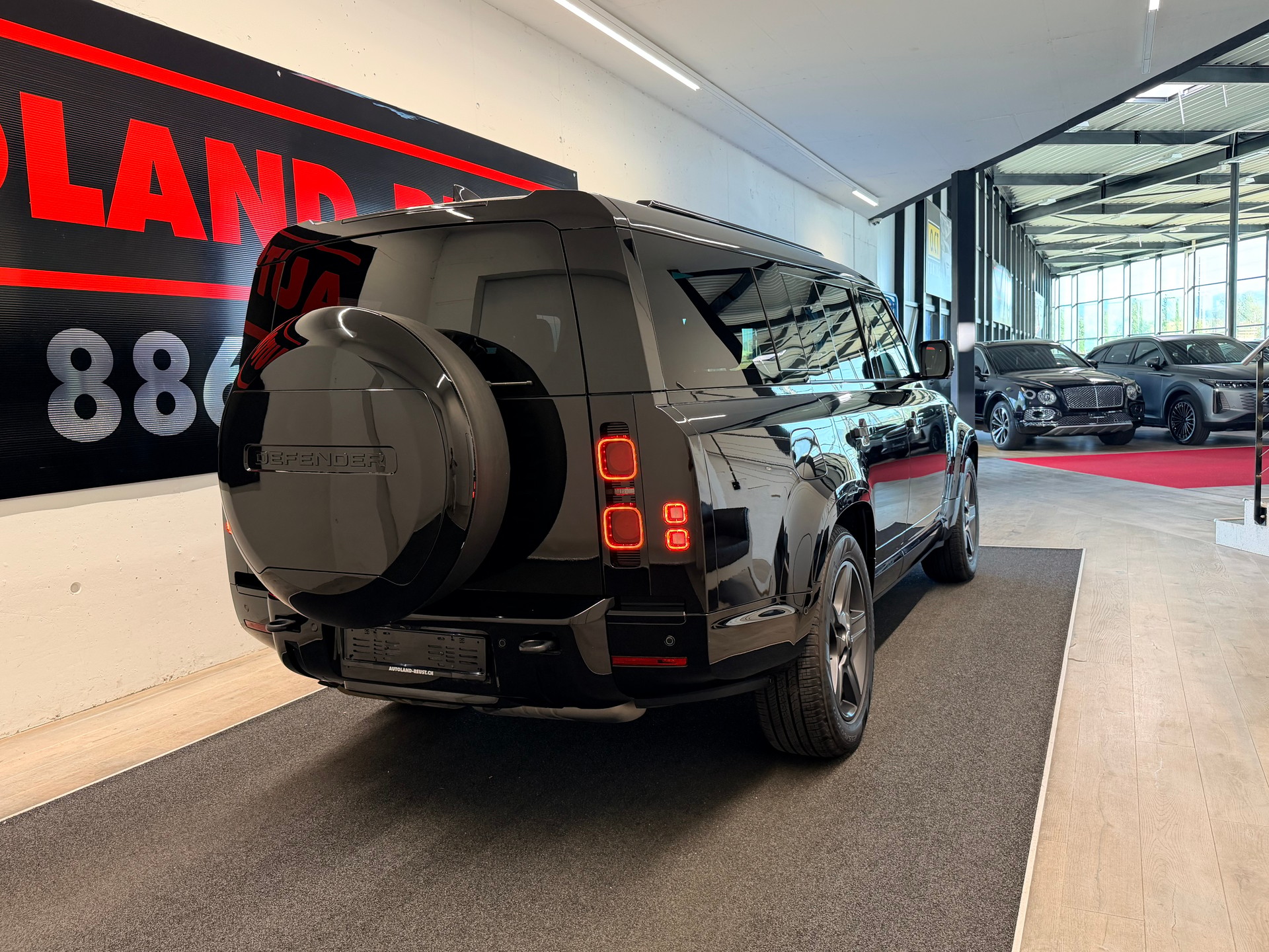 LAND ROVER Defender 130 3.0 D I6 300 X-Dynamic SE AWD AT8-image-5