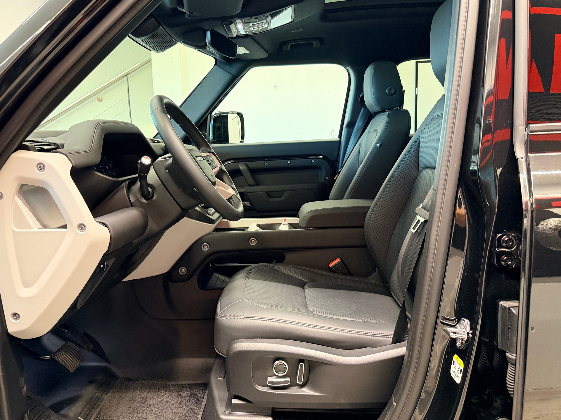 LAND ROVER Defender 130 3.0 D I6 300 X-Dynamic SE AWD AT8-image-15