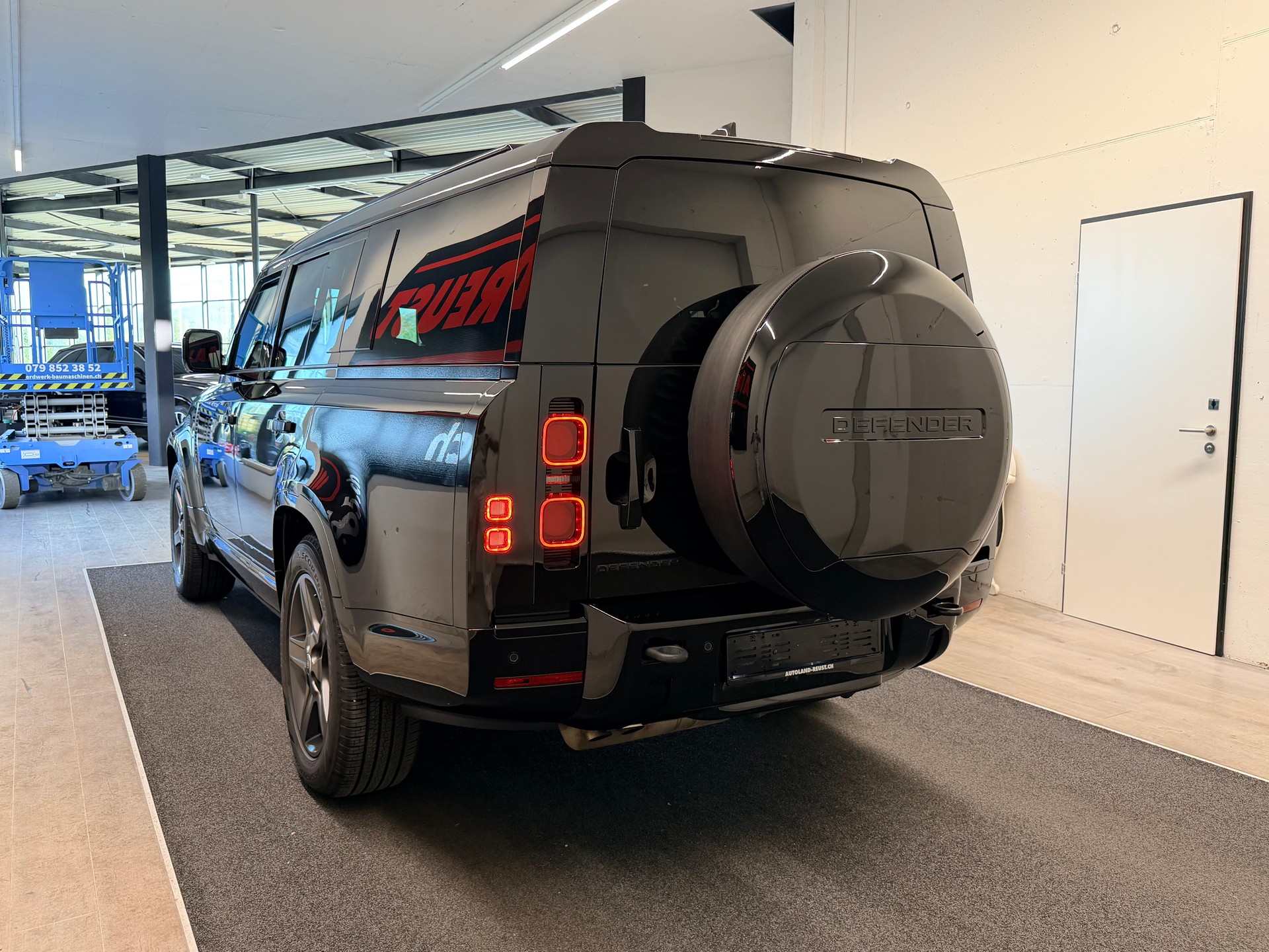 LAND ROVER Defender 130 3.0 D I6 300 X-Dynamic SE AWD AT8-image-6