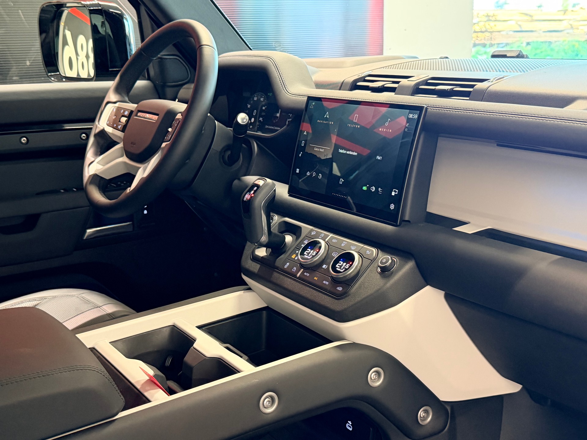 LAND ROVER Defender 130 3.0 D I6 300 X-Dynamic SE AWD AT8-image-22