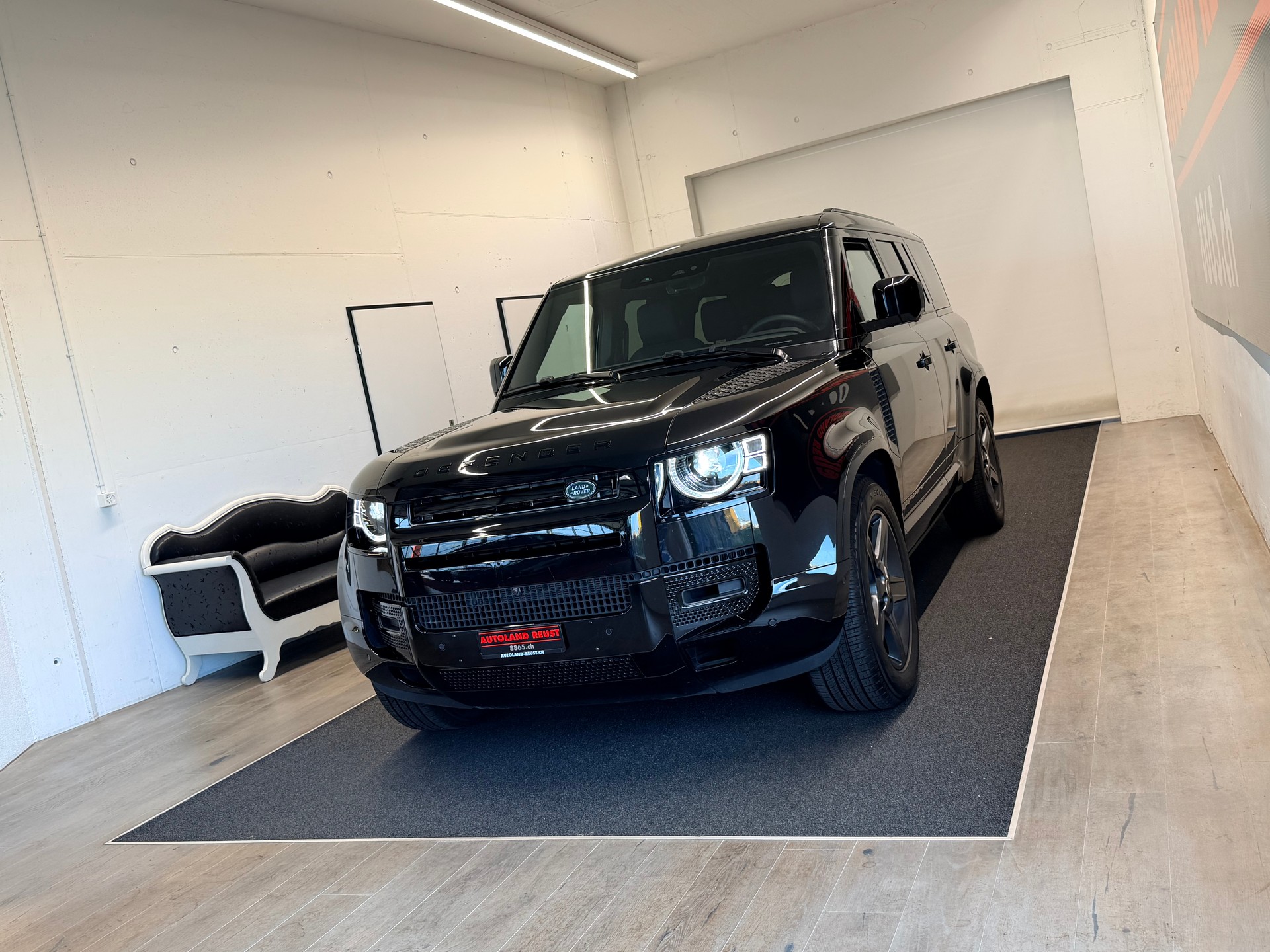 LAND ROVER Defender 130 3.0 D I6 300 X-Dynamic SE AWD AT8-showroom-element-2