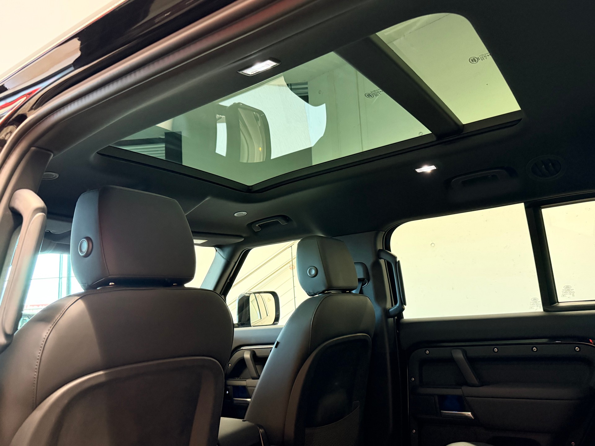LAND ROVER Defender 130 3.0 D I6 300 X-Dynamic SE AWD AT8-image-18