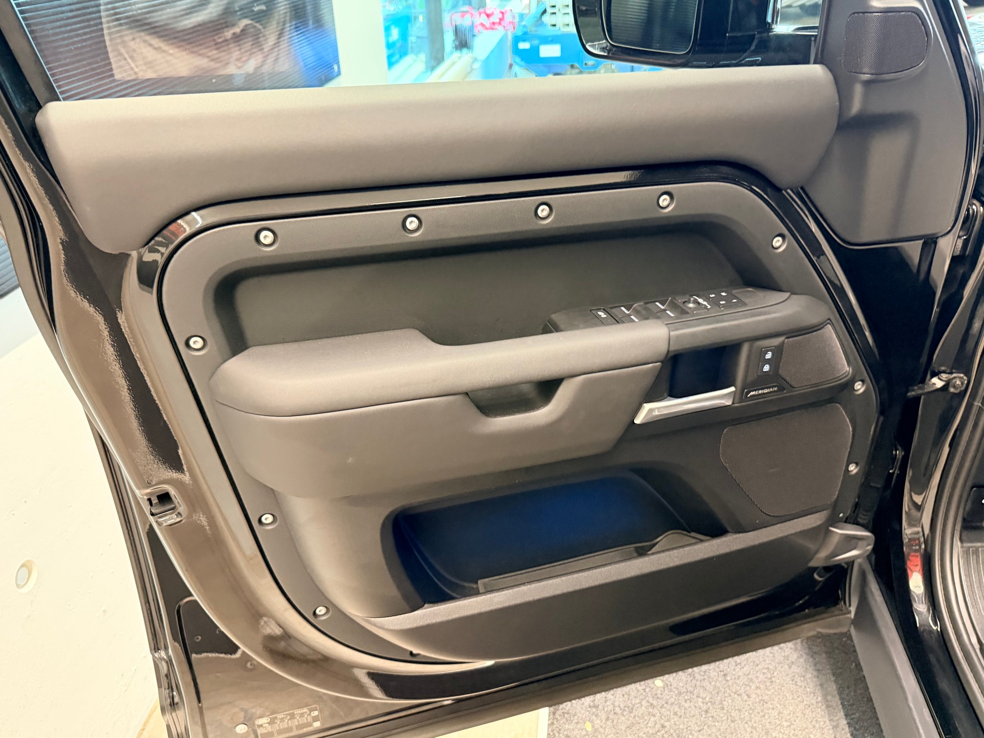 LAND ROVER Defender 130 3.0 D I6 300 X-Dynamic SE AWD AT8-image-12