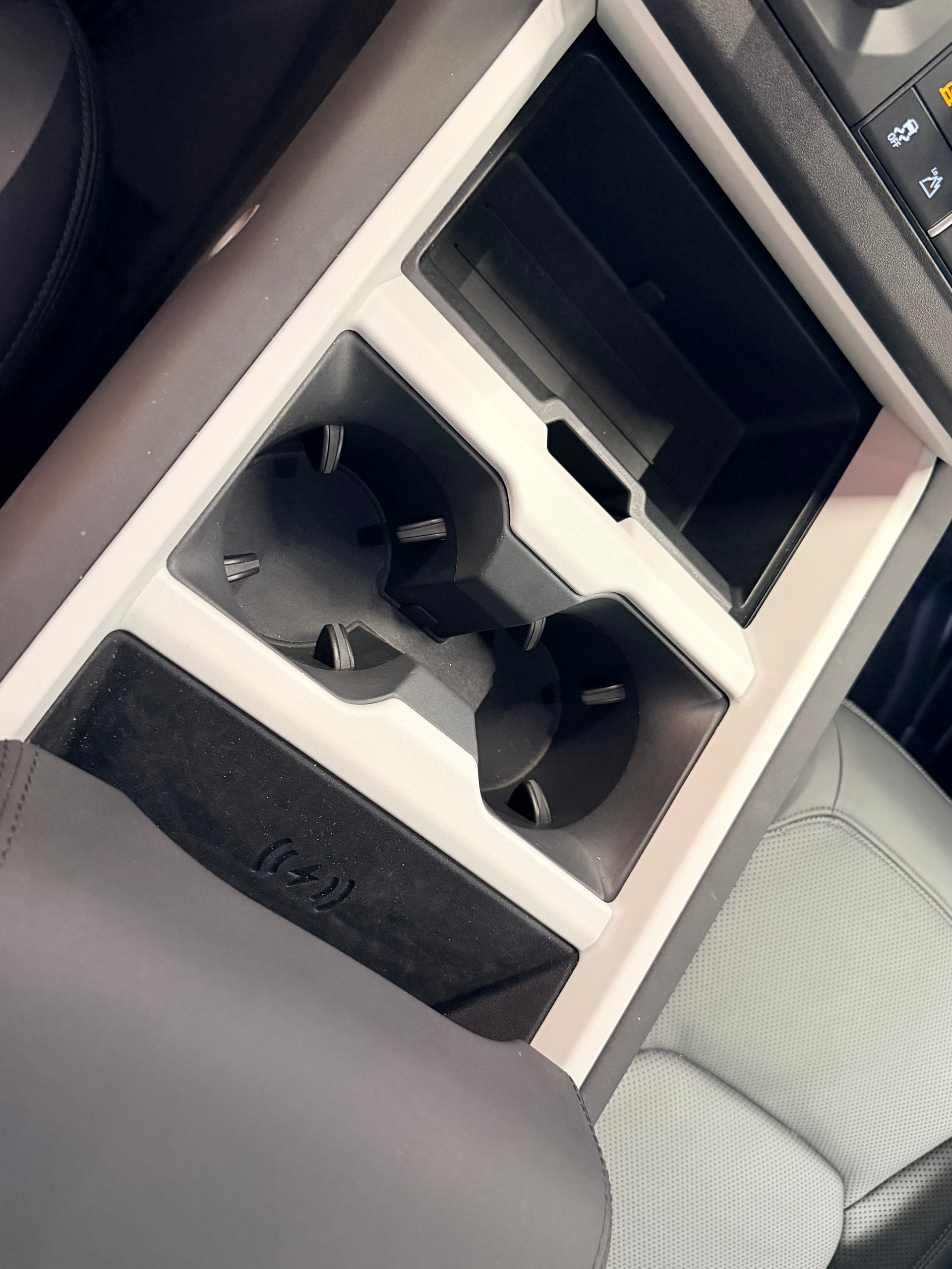 LAND ROVER Defender 130 3.0 D I6 300 X-Dynamic SE AWD AT8-image-24
