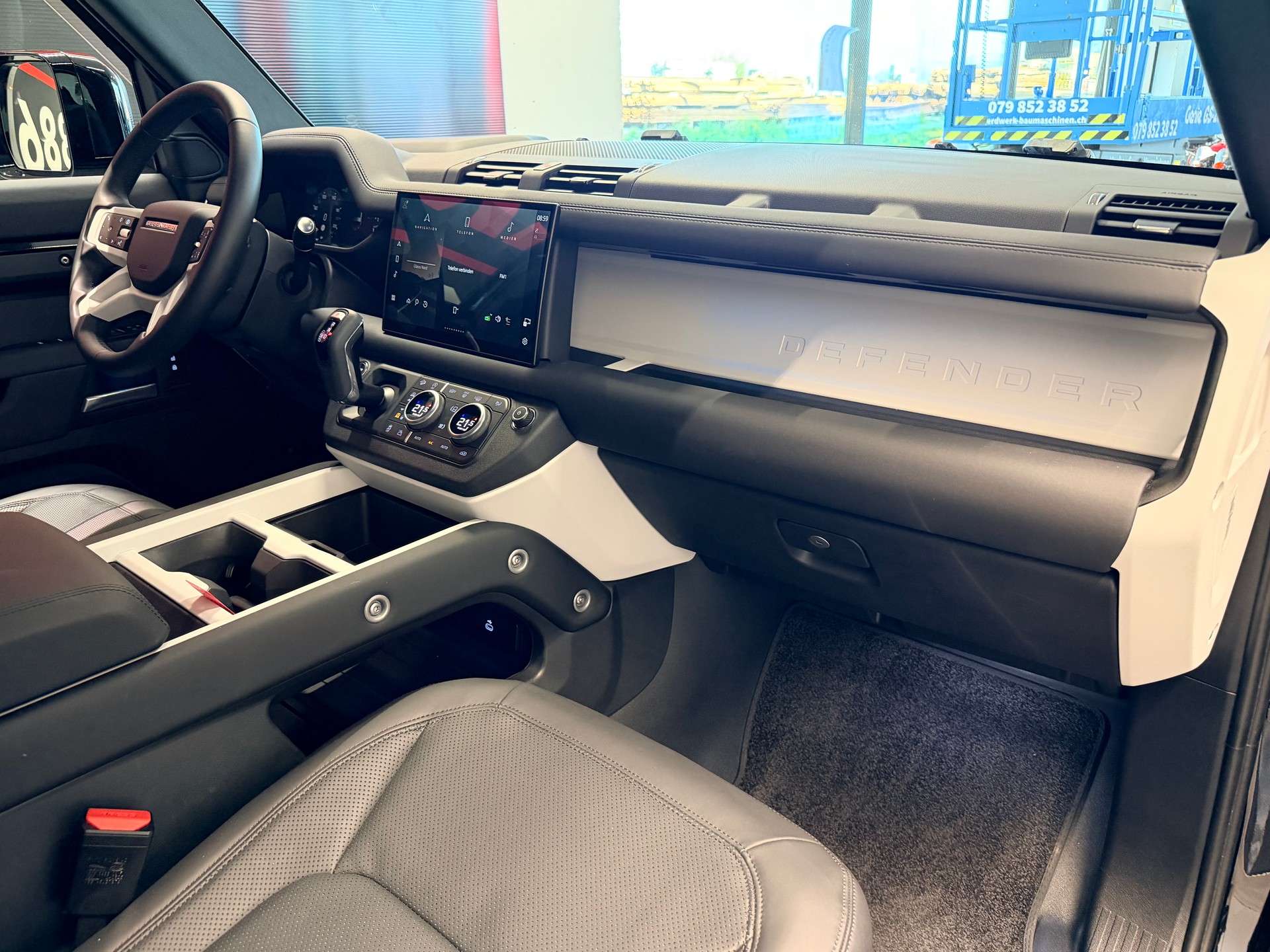 LAND ROVER Defender 130 3.0 D I6 300 X-Dynamic SE AWD AT8-image-21