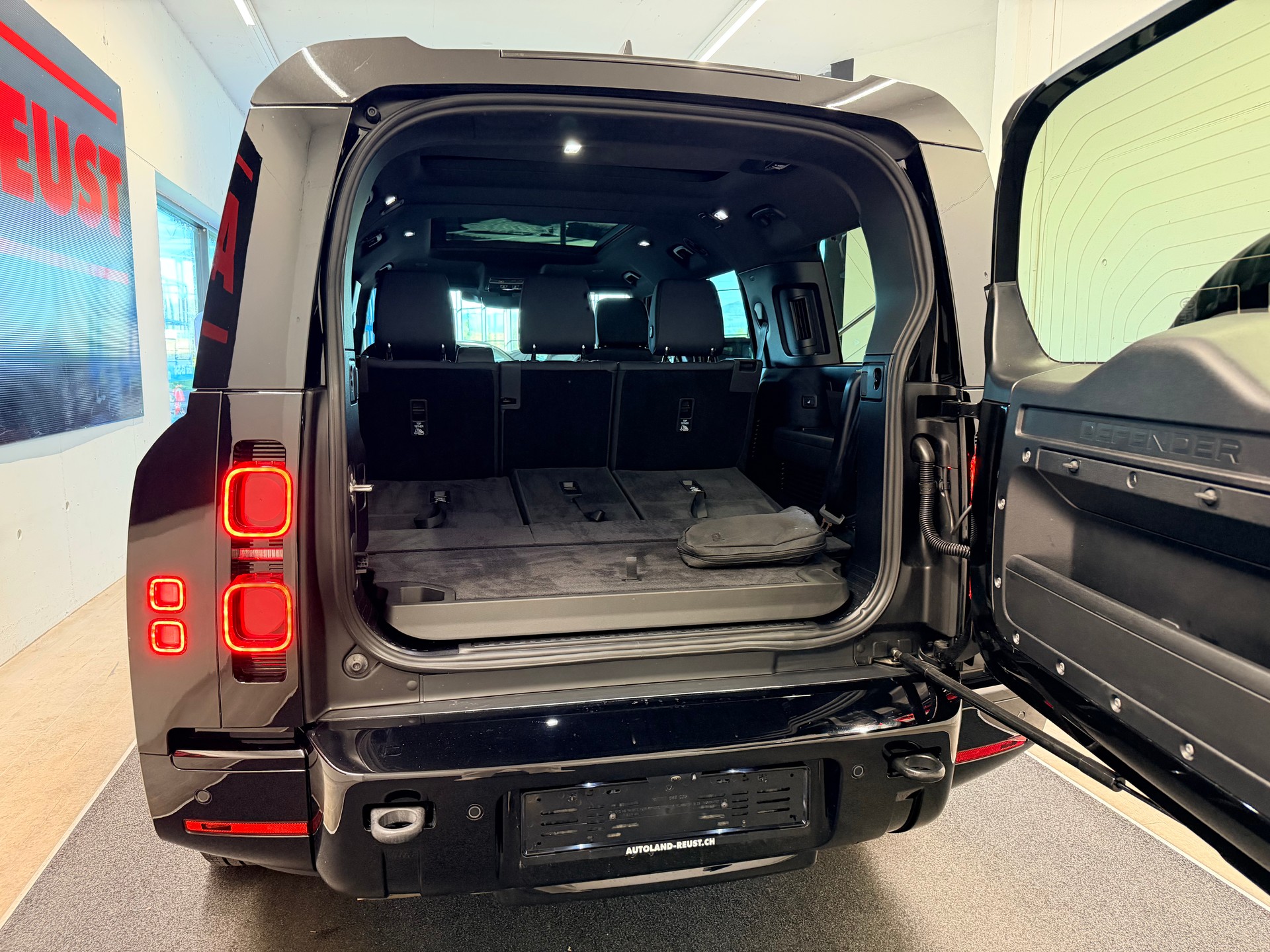 LAND ROVER Defender 130 3.0 D I6 300 X-Dynamic SE AWD AT8-image-8