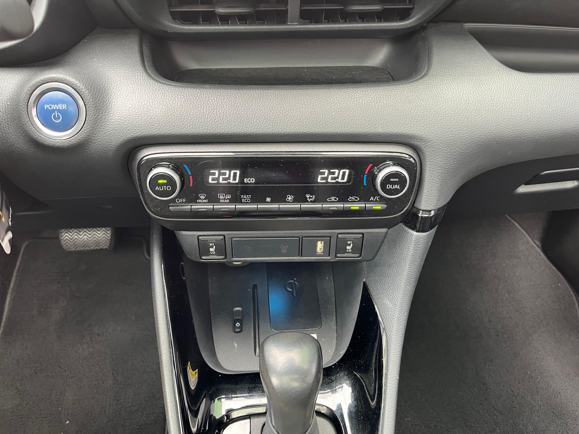 TOYOTA Yaris 1.5 Premiere Edition e-CVT-image-18