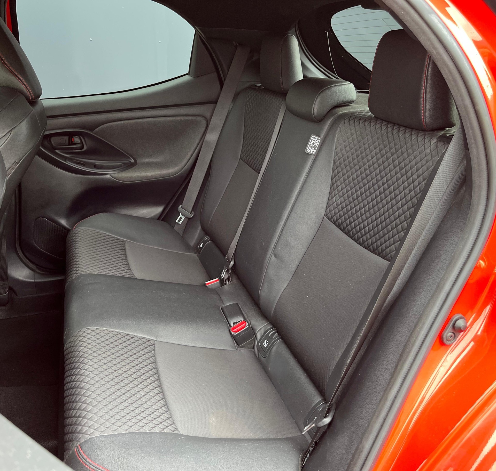 TOYOTA Yaris 1.5 Premiere Edition e-CVT-image-9