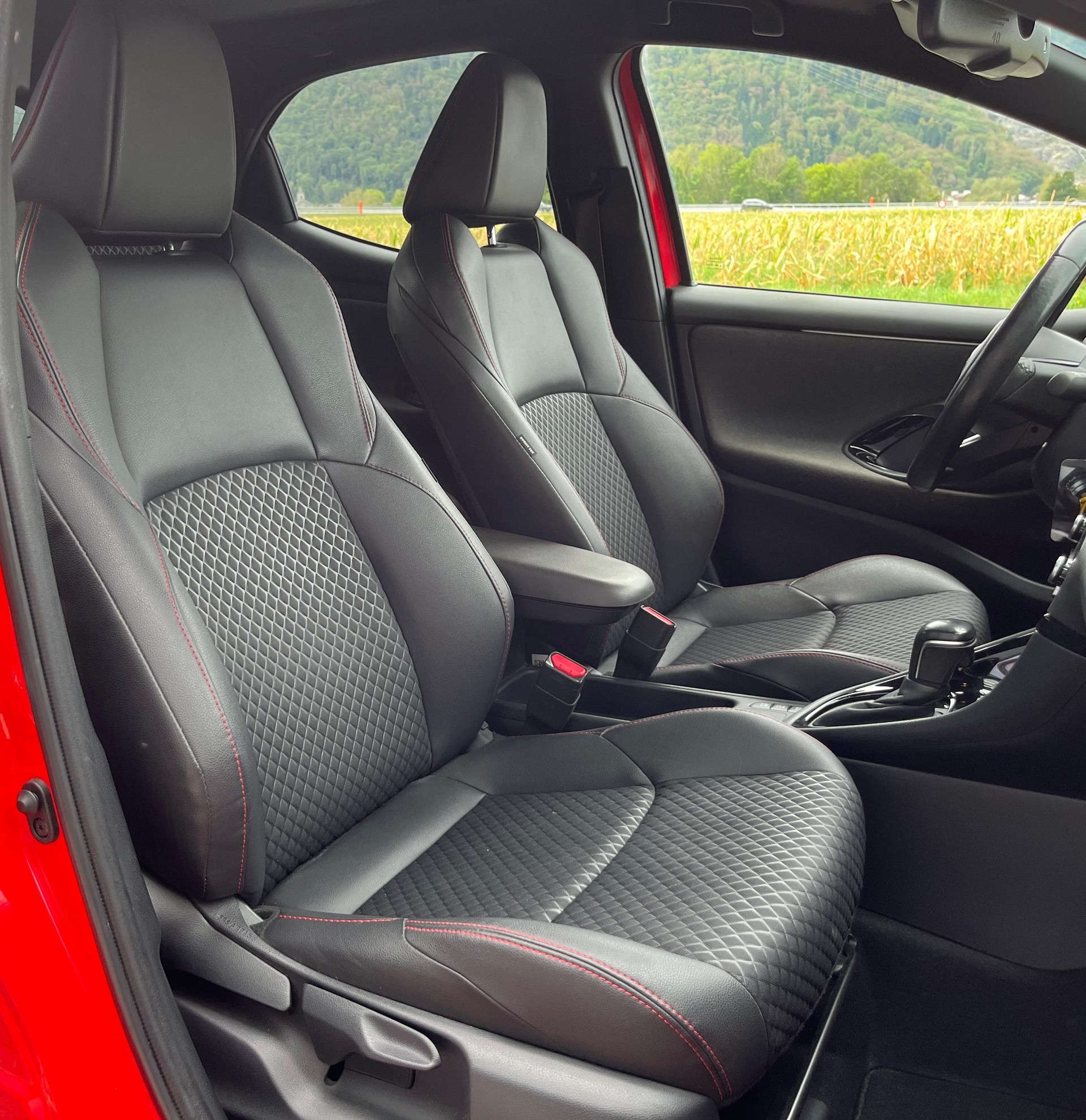 TOYOTA Yaris 1.5 Premiere Edition e-CVT-image-10