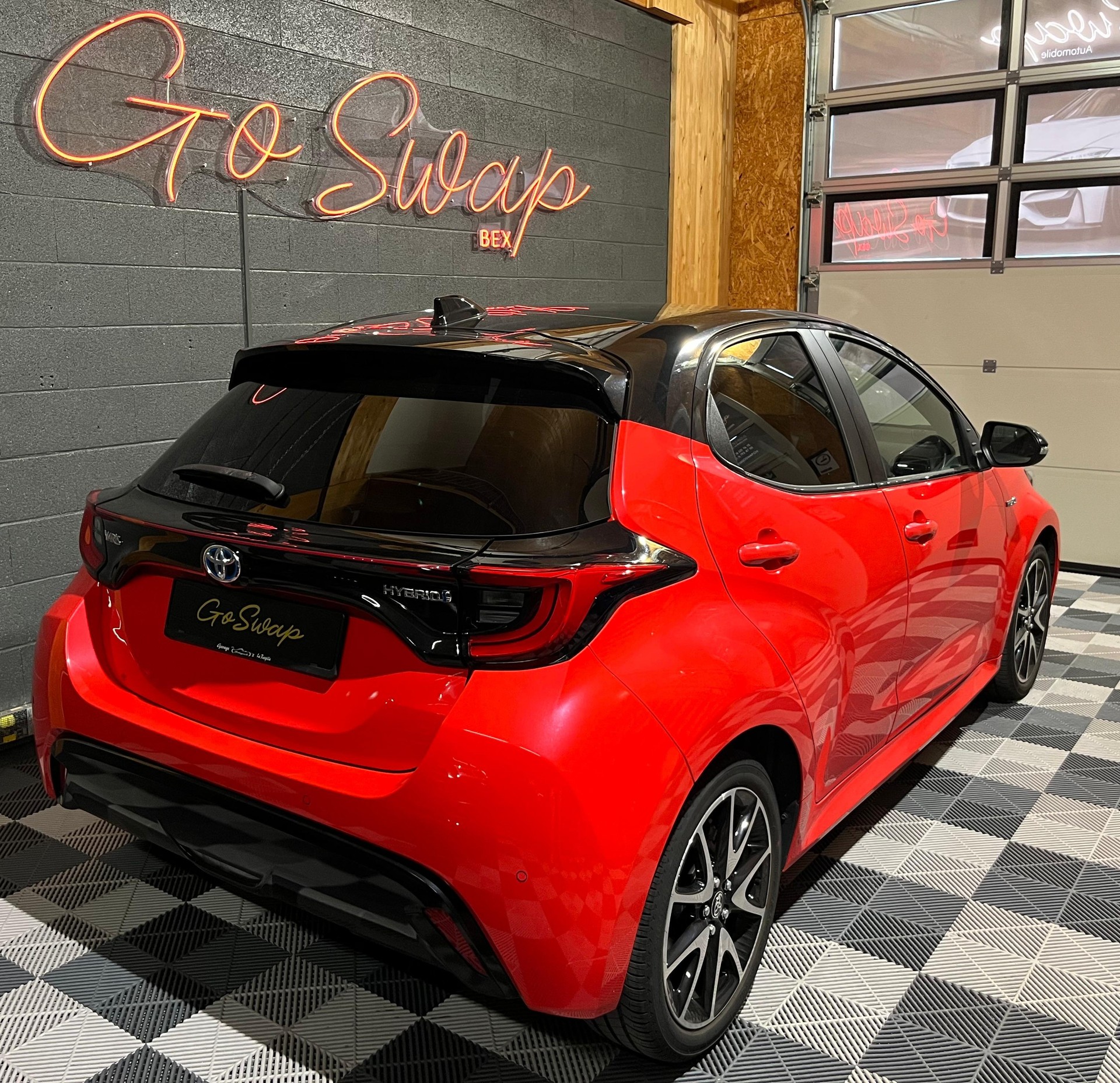 TOYOTA Yaris 1.5 Premiere Edition e-CVT-image-3