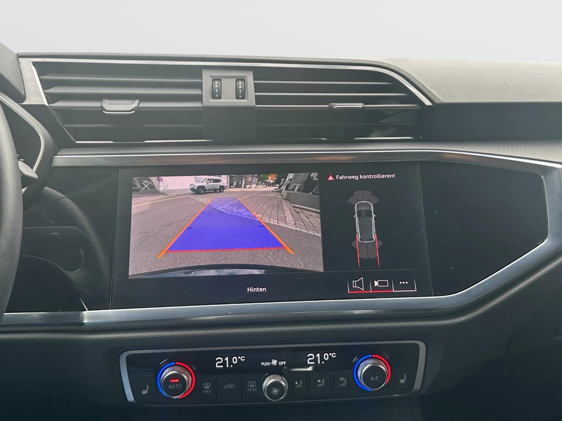 AUDI Q3 35 TFSI Attraction S-tronic-image-12