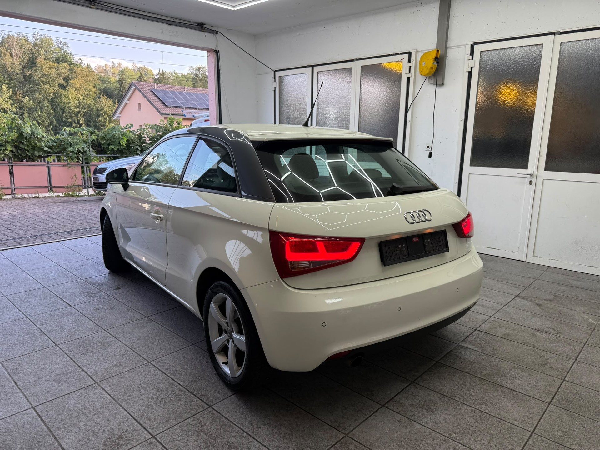 AUDI A1 1.6 TDI Attraction-image-1