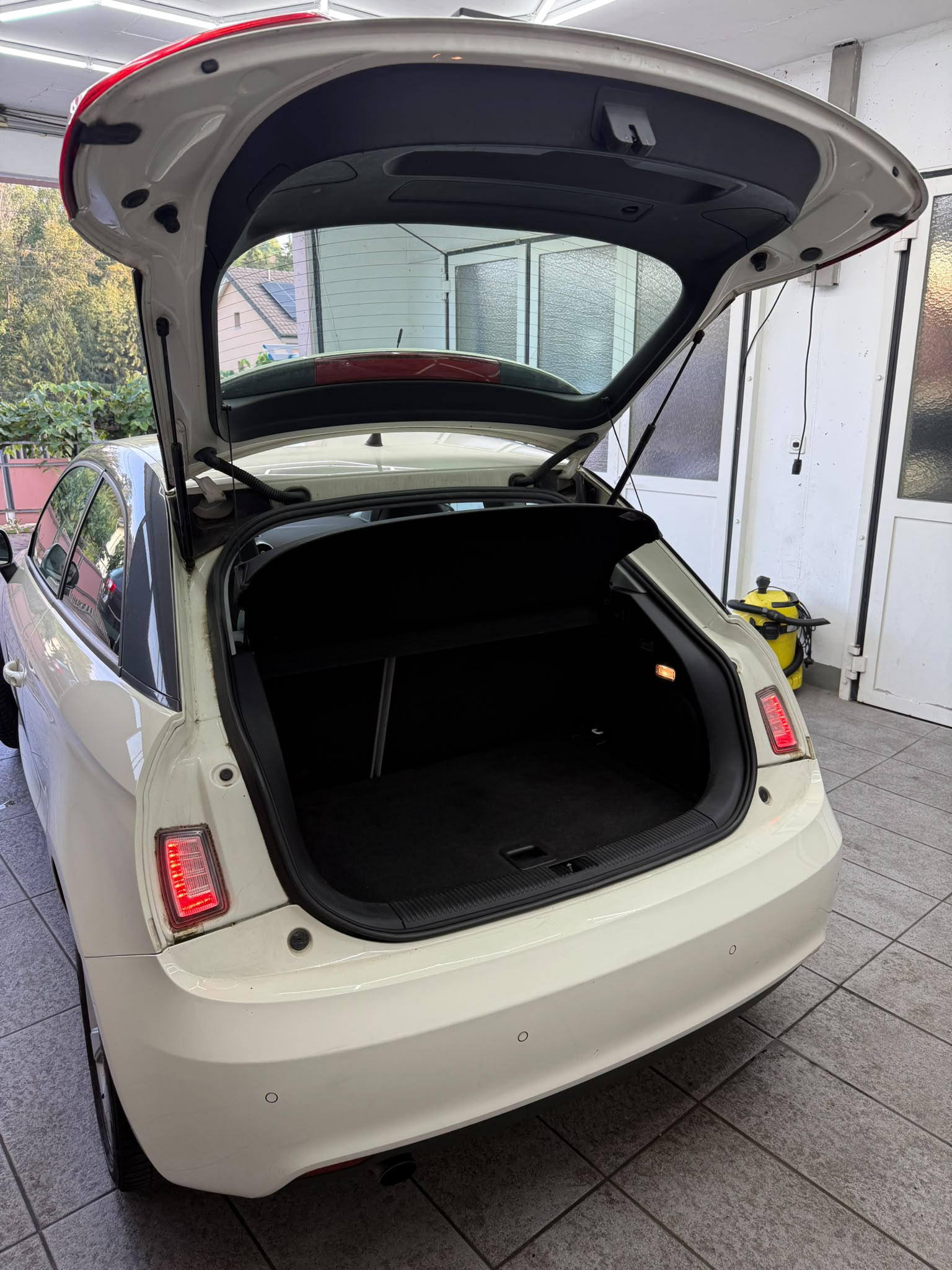AUDI A1 1.6 TDI Attraction-image-3
