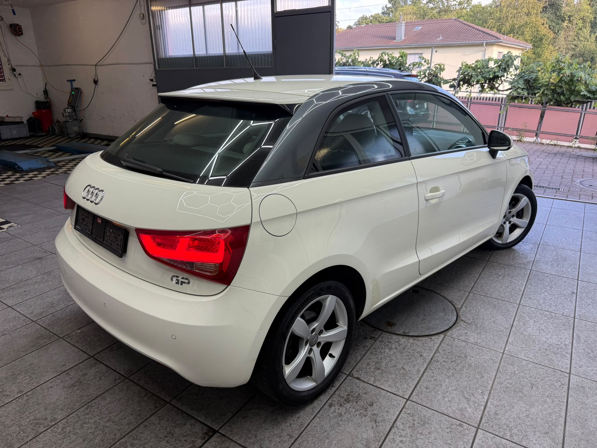 AUDI A1 1.6 TDI Attraction-image-2