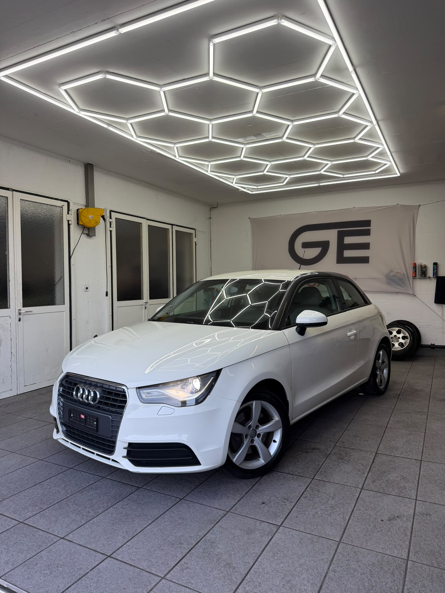 AUDI A1 1.6 TDI Attraction-image-0