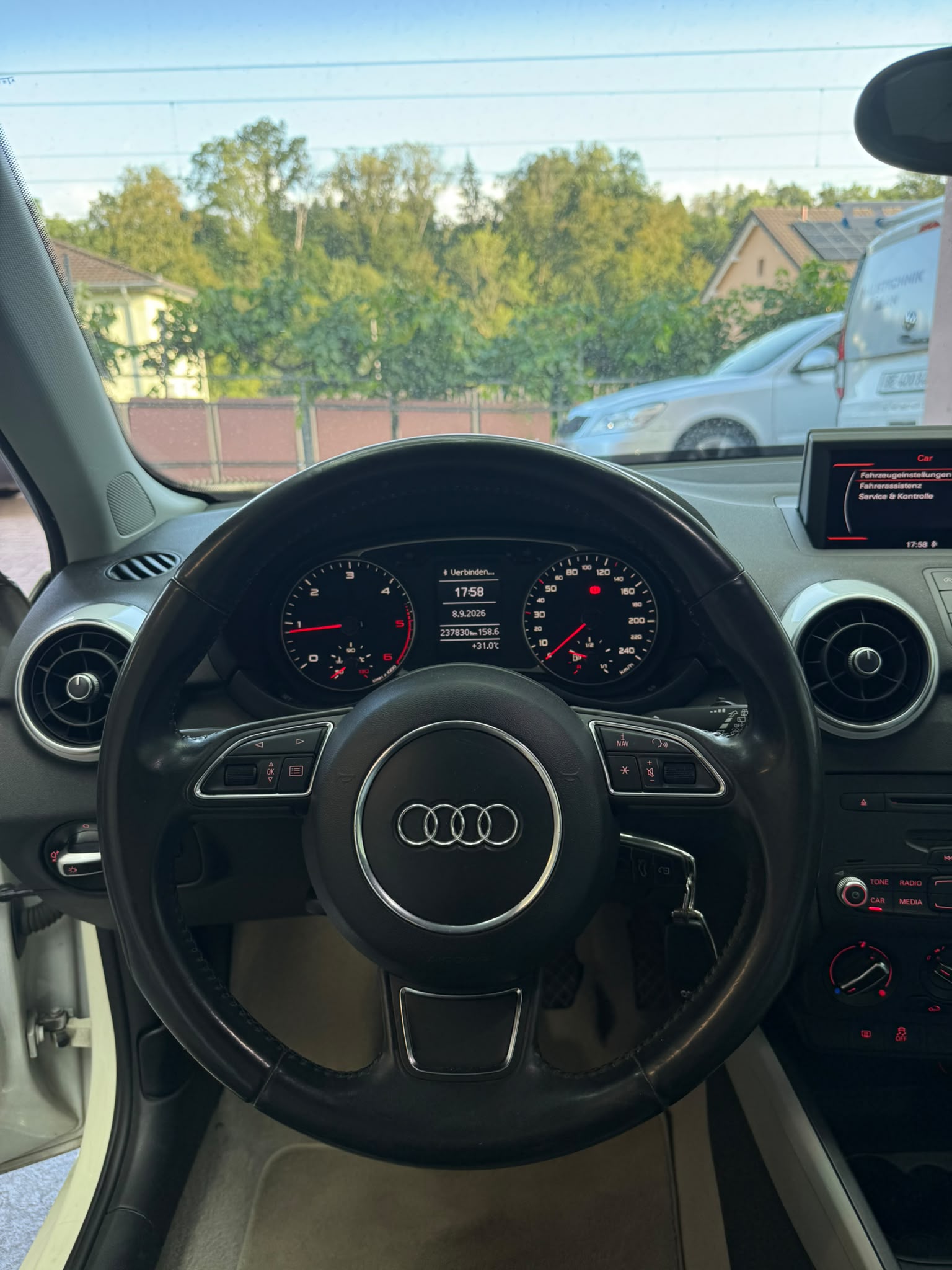 AUDI A1 1.6 TDI Attraction-image-6