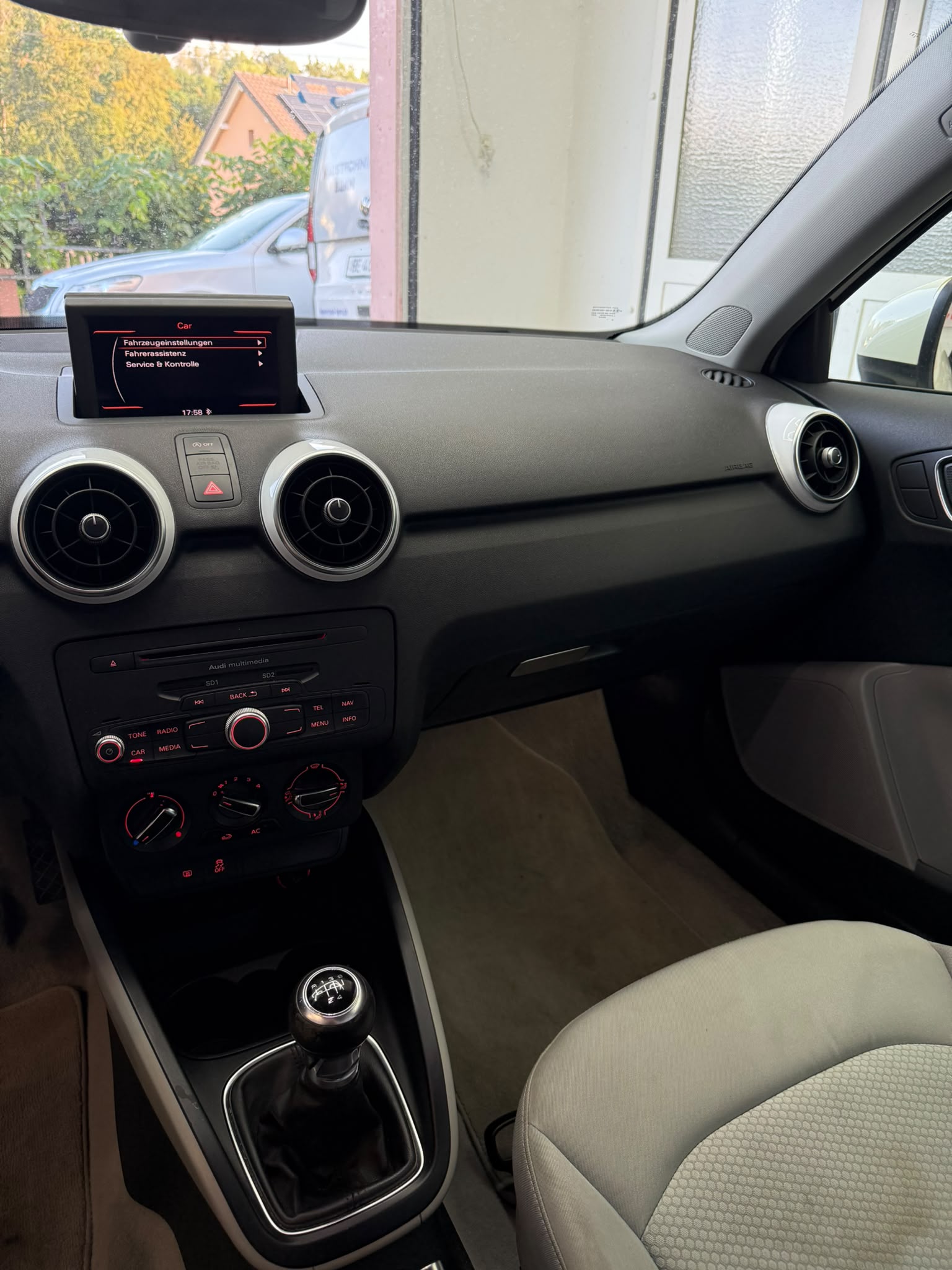 AUDI A1 1.6 TDI Attraction-image-7